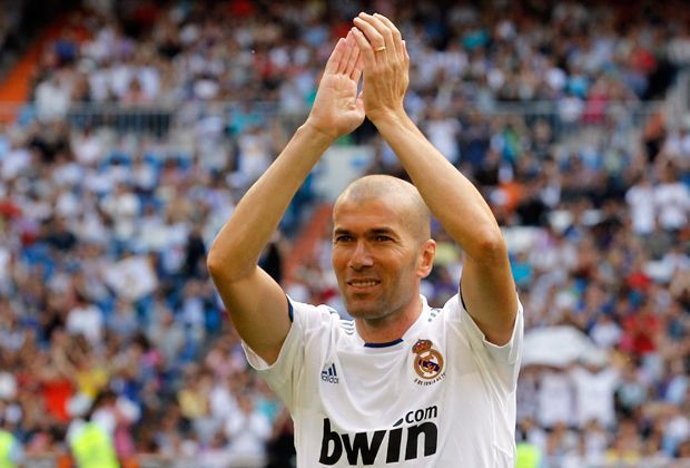 
                <strong>Mittelfeld: Zinedine Zidane (u.a. Real Madrid)</strong><br>
                "Einer der Größten aller Zeiten. Was 'Zizou' mit dem Ball veranstaltet hat, wird man nie vergessen. Es ist eine Ehre, sagen zu können: 'Ich habe mit ihm gespielt'", gibt Carlos ehrfürchtig zu Protokoll.
              