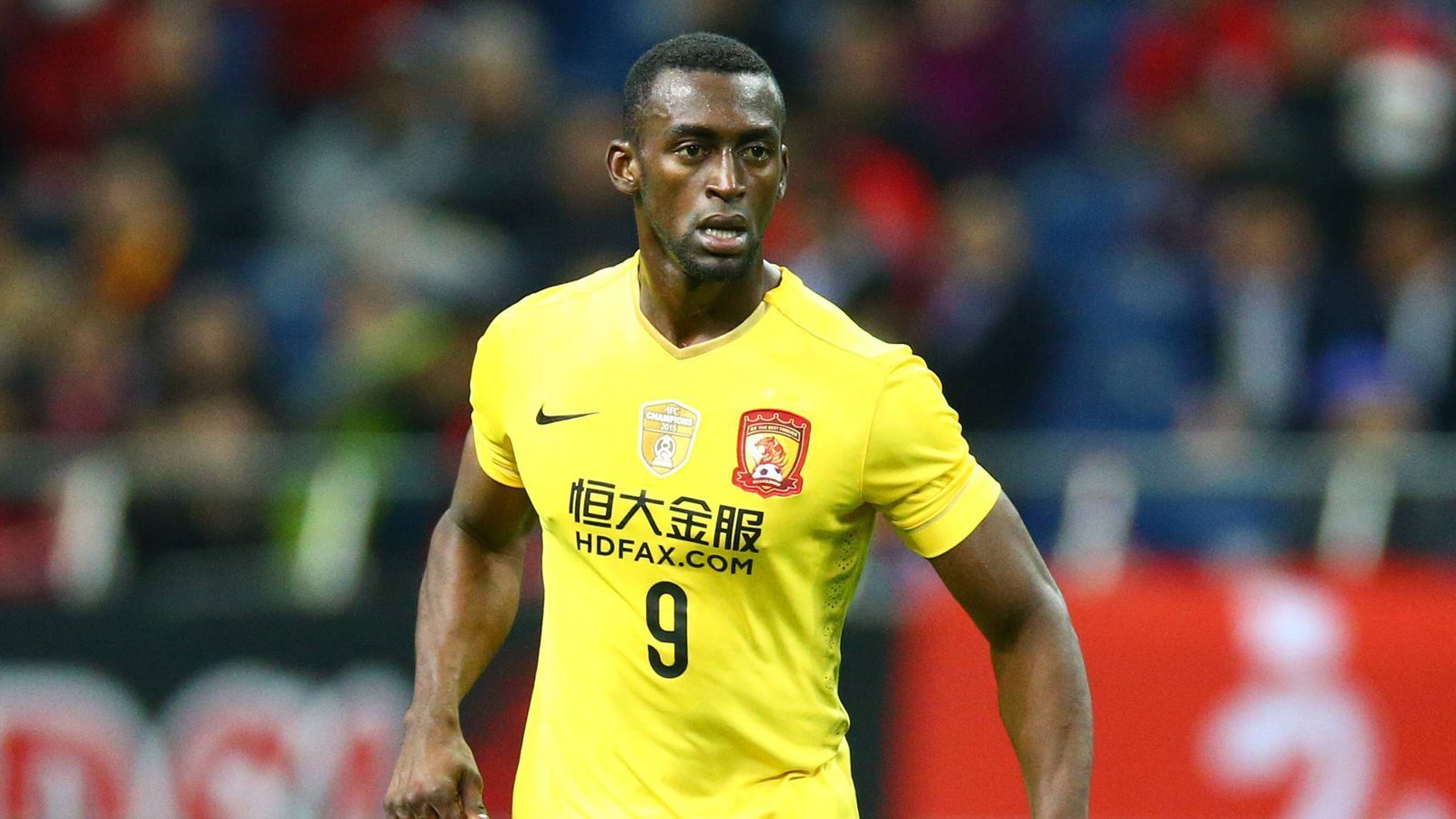 
                <strong>Jackson Martinez (ehemals Guangzhou Evergrande)</strong><br>
                Der Kolumbianer Martinez ist erst vor Kurzem für eine kolportierte Ablöse von 42 Millionen Euro nach China gewechselt. Zuvor spielte der Stürmer bei Atletico Madrid. Laut "Football Leaks" habe der 32-Jährige dort 3,5 Millionen Euro pro Jahr verdient. Ein Handgeld von 2,5 Millionen Euro soll er ebenfalls erhalten haben.
              