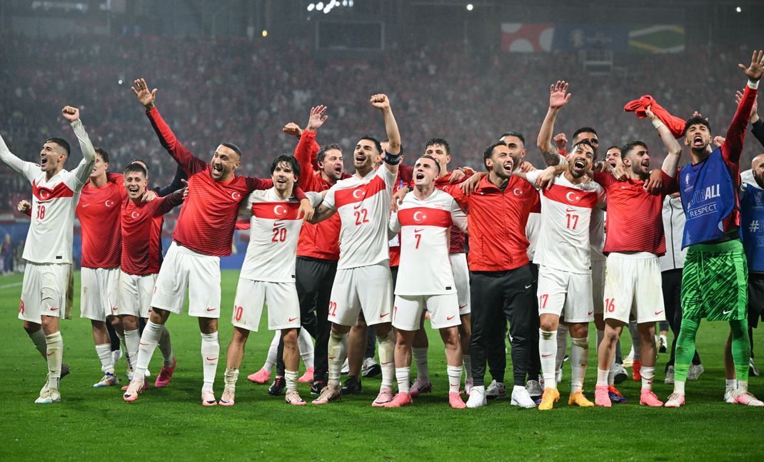 Die türkischen Spieler feiern den Sieg gegen Österreich.