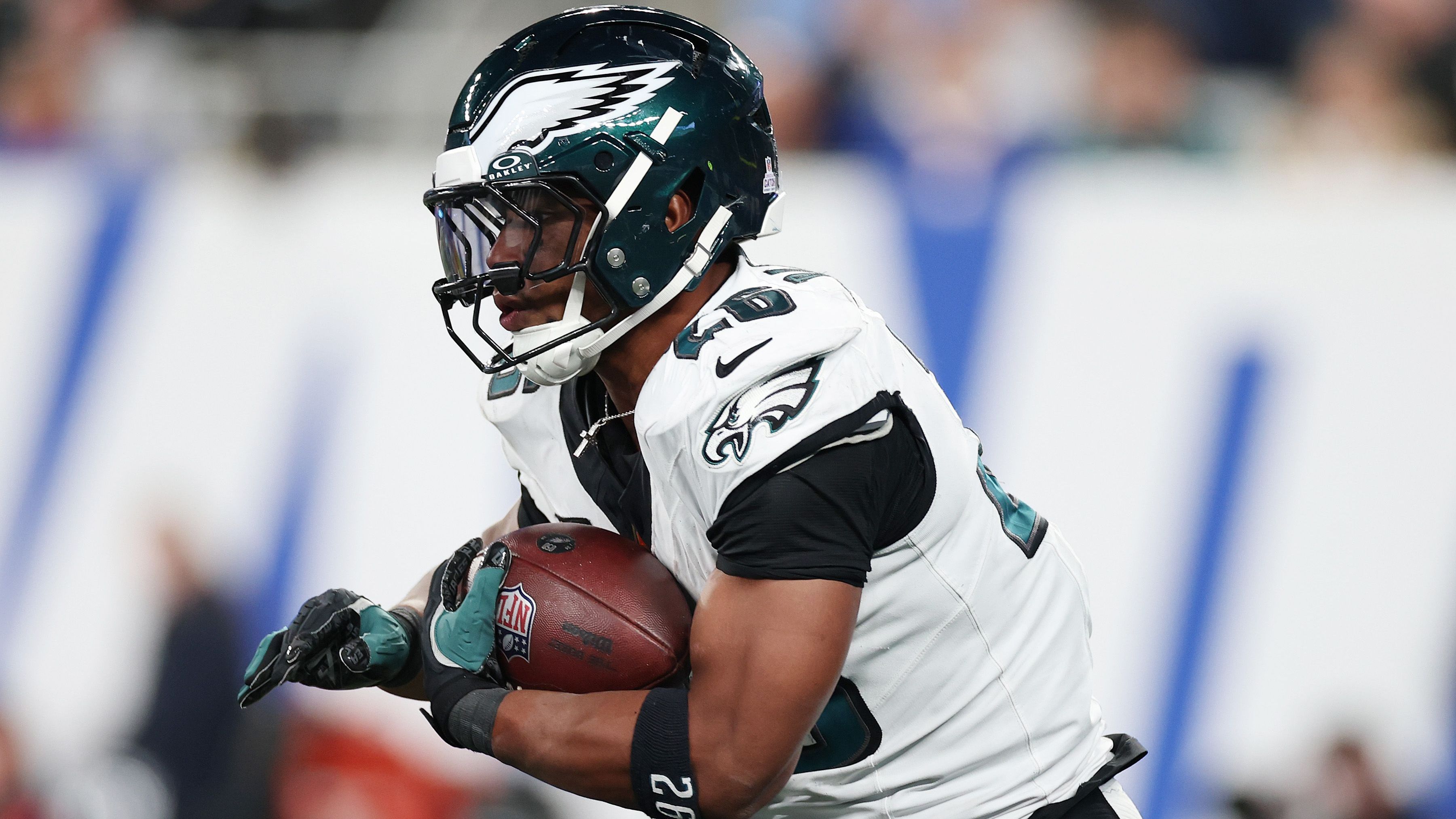 <strong>Platz 13: Philadelphia Eagles (Vorher: 6)<br></strong>Man kann durchaus verlieren, auch als amtierender Super-Bowl-Champion. Man kann auch mal zwei Spiele nacheinander vergeigen. Aber die Art und Weise, wie die Philadelphia Eagles von den Giants überrollt wurden, war bemerkenswert und bedenklich gleichermaßen. Die Probleme in diesem Team liegen tiefer, Korrekturen sind erforderlich. Nur wenn diese gelingen, ist in dieser Saison wieder Großes möglich.