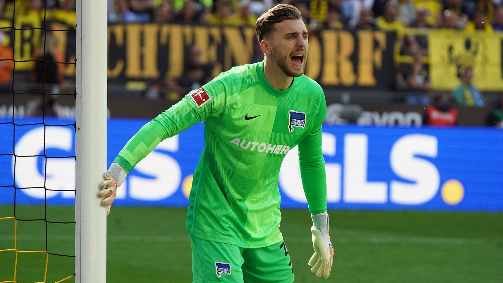 
                <strong>Marcel Lotka (verpflichtet von Hertha BSC)</strong><br>
                Auf der Torhüter-Position hat sich Dortmund personell neu aufgestellt. Bis auf Stammkeeper Gregor Kobel sind alle bisherigen Keeper des Profikaders weg, dadurch mussten auch mehrere Torhüter neu verpflichtet werden. Zum einen holt Dortmund Marcel Lotka von Hertha BSC. Der 21-Jährige, der in Duisburg geboren wurde und die polnische und deutsche Staatsbürgerschaft besitzt, kam bei den Berlinern in der Saison 2021/22 bereits zu zehn Bundesliga-Einsätzen, die Hertha versuchte bis zum Schluss alles, um den BVB-Wechsel Lotkas irgendwie rückgängig zu machen. Letztlich aber gab die "Alte Dame" das Torhüter-Talent nun doch an den BVB frei.
              