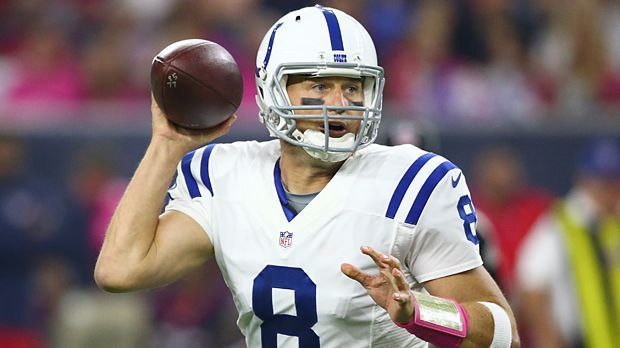 
                <strong>Hasselbeck und Johnson sind die Ältesten</strong><br>
                Außerdem schickten die Colts ein sehr altes Team aufs Feld. Der 40 Jahre alte Ersatz-Quarterback Matt Hasselbeck passte für zwei Touchdowns auf den 34 Jahre alten Wide Receiver Andre Johnson. Das ist die zweitälteste Quarterback/Receiver-Kombination der NFL-Geschichte und die älteste seit 1925.
              