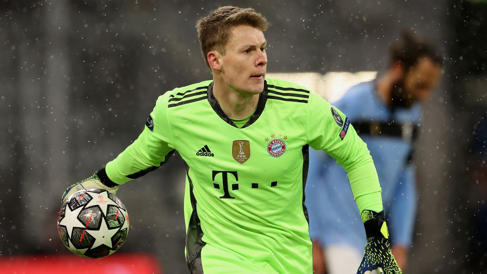 
                <strong> Viele Pässe – Nübel holt sich Sicherheit </strong><br>
                Lazio läuft in der Anfangsphase überraschend hoch an und zwingt Bayern im Spielaufbau so immer wieder zu einem Sicherheitspass zu Alexander Nübel. Dieser spielt Pass um Pass und holt sich so nach der langen Zeit ohne Einsatz ein wenig Sicherheit. Einen zentralen Kopfball von Sergej Milinkovic-Savic nimmt Nübel locker auf (16.).
              