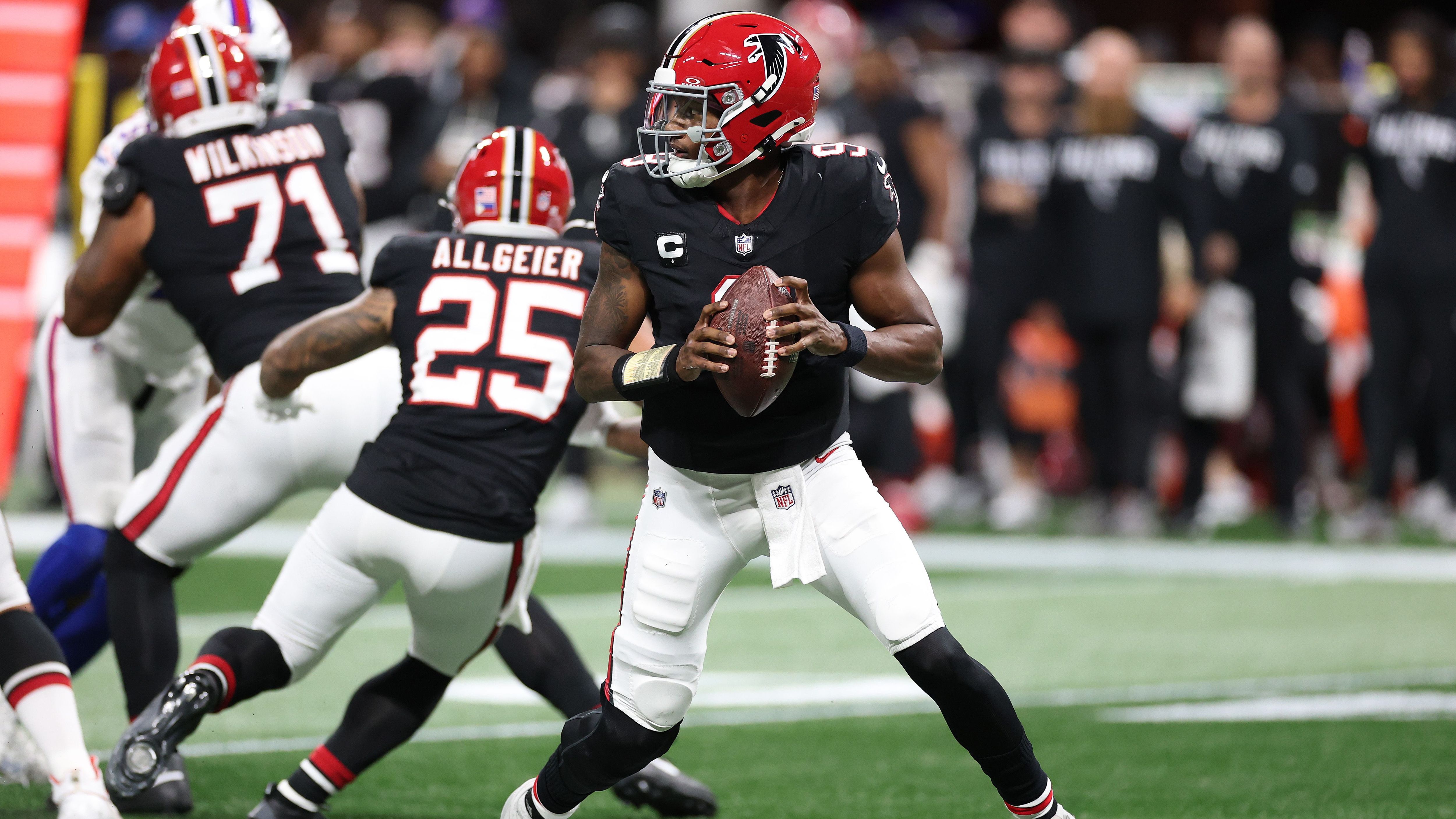 <strong>Platz 22: Michael Penix Jr. (Atlanta Falcons)</strong><br>Laut "Pro Football Reference" leistete sich Penix am Sonntagabend gegen die 49ers zwölf unpräzise Pässe. Schlechter war er dort in dieser Saison noch nicht. Das führte zu seiner zweitniedrigsten Completion Rate der Saison (55,3 Prozent), dem drittschlechtesten Passer Rating (83,3) – und zur dritten Niederlage der Falcons.