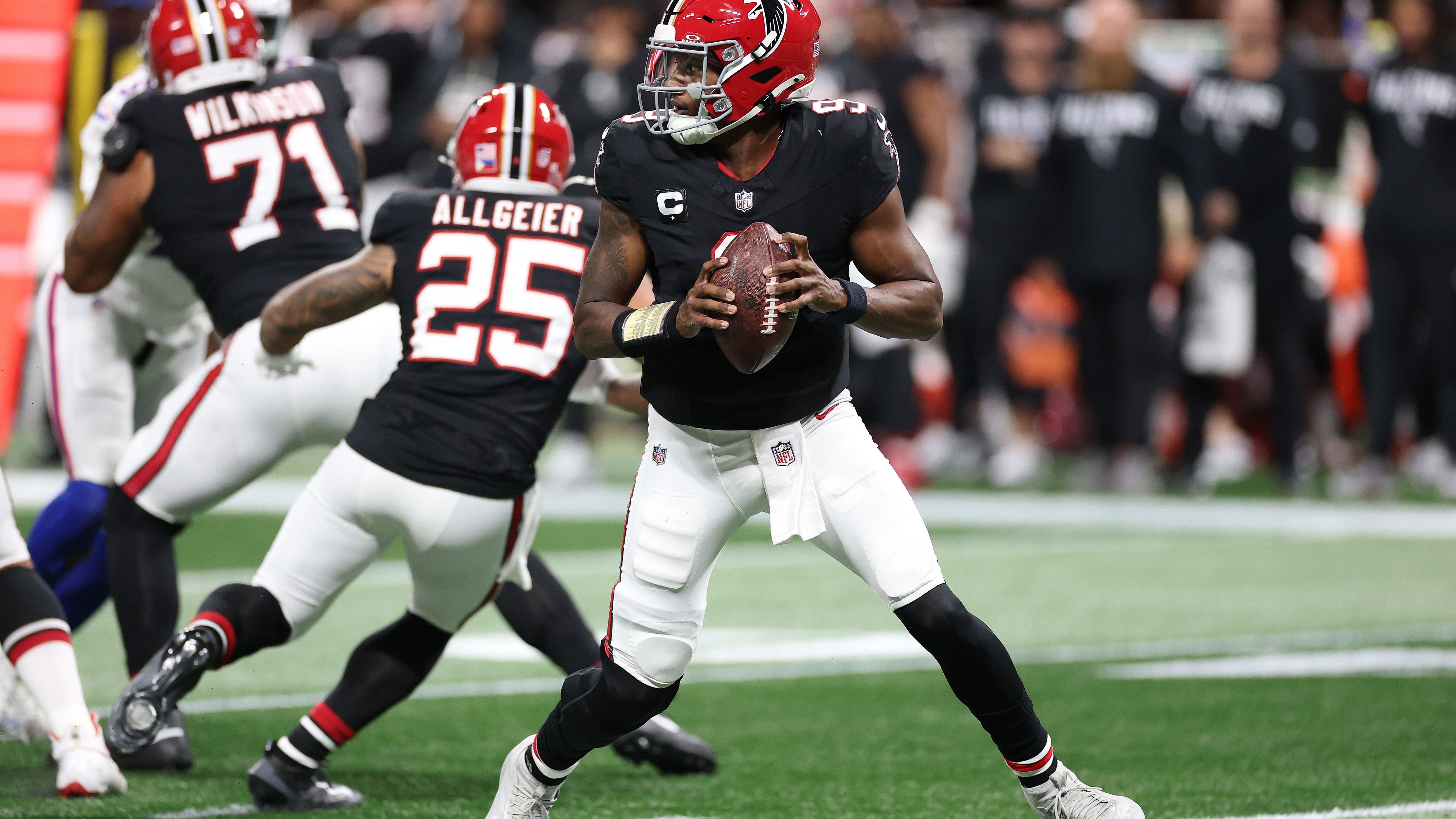 <strong>Platz 19: Michael Penix Jr. (Atlanta Falcons)</strong><br>Ohne Bijan Robinson hätten die Falcons gegen die Buffalo Bills vermutlich nicht gewonnen. Oder genauer gesagt: Sie hätten ganz sicher nicht gewonnen. Doch auch Michael Penix leistete seinen Anteil, entschied das Quarterback-Duell gegen Josh Allen - immerhin amtierender MVP - für sich. Nach schwachem Saisonstart nimmt der 25-Jährige langsam Fahrt auf, und mit ihm auch Atlanta.