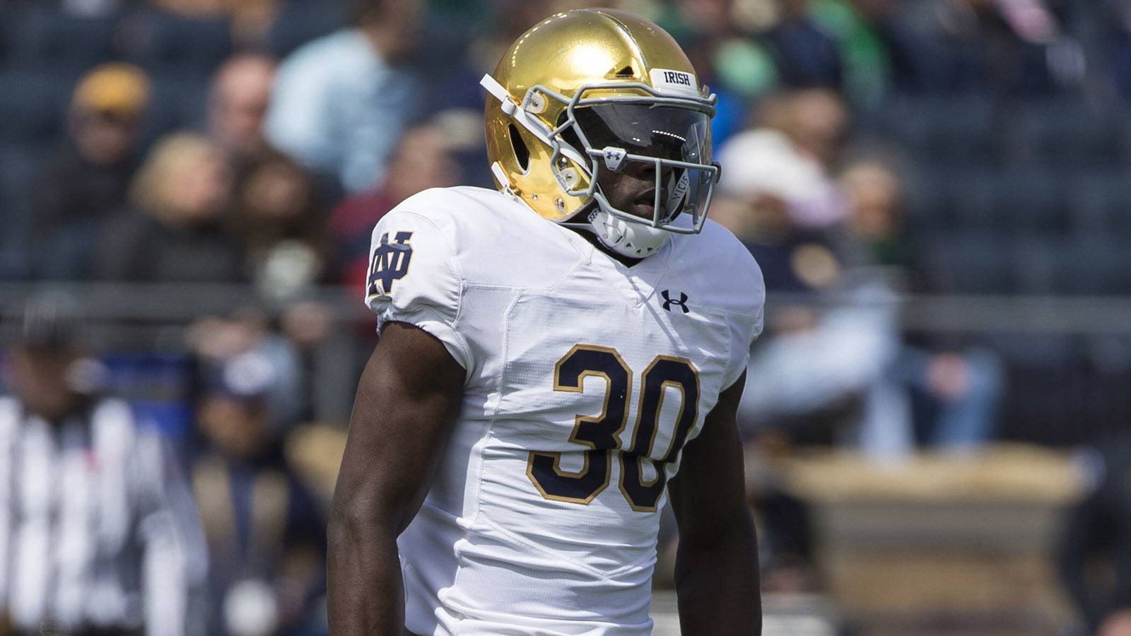 
                <strong>28. Pick: New Orleans Saints - Jeremiah Owusu-Koramoah (Outside Linebacker) OLB2</strong><br>
                Das erste Jahr ohne Drew Brees und so viele andere, die weg sind. Die Saints haben viel Talent verloren, vor allem in der Defense. Owusu-Koramoah kann ein bisschen von allem. Pass Coverage, Pass Rush, er war bei Notre Dame so ziemlich für alles verantwortlich. Wird spannend, ob man seine Position findet.
              