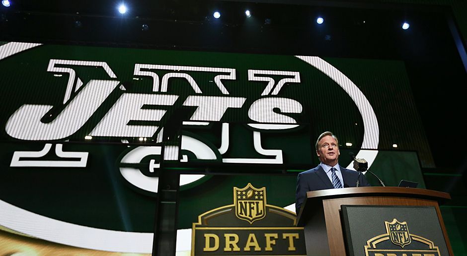 
                <strong>The Jets are now on the clock ...</strong><br>
                Die Cleveland Browns, Buffalo Bills und New England Patriots gehen mit jeweils zwei First-Round-Picks in den Draft. Rekordverdächtig ist das noch keineswegs: 2000 hatten die New York Jets sogar vier Picks in der ersten Runde.
              
