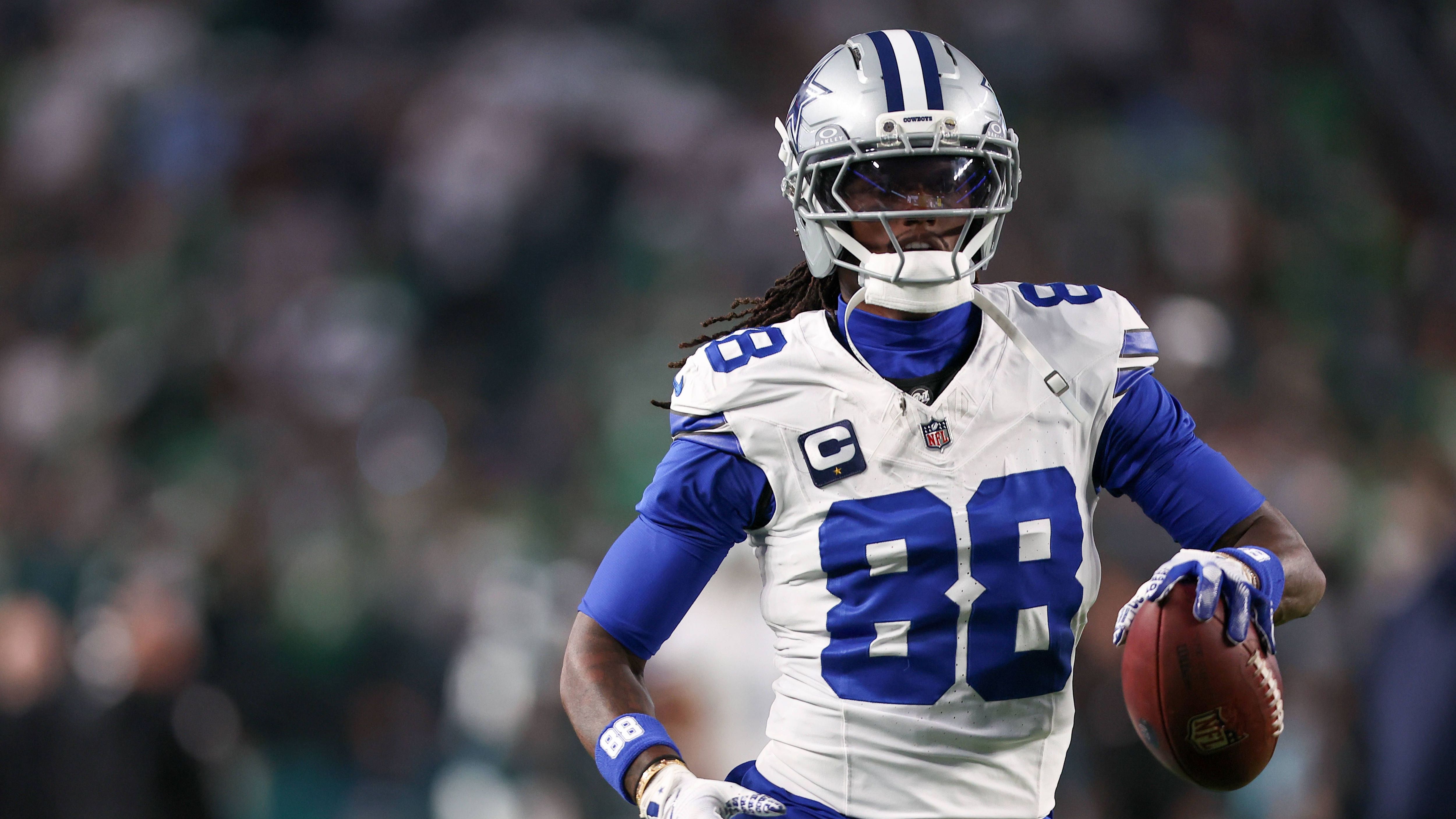 <strong>CeeDee Lamb (Dallas Cowboys)</strong><br>Der Pro-Bowler&nbsp;von den Dallas Cowboys zog sich beim Spiel gegen die Chicago Bears eine&nbsp;Sprunggelenksverletzung am linken Fuß zu. CeeDee Lamb versuchte kurz ins Spiel zurückzukehren, musste jedoch nach einem Spielzug erneut ausgewechselt werden. Cowboys-Besitzer Jerry Jones erklärte, dass die Verletzung nicht so schwer sei wie befürchtet, ein genaues Datum für seine Rückkehr aber noch unklar ist. Der Wide Receiver könnte drei bis vier Wochen ausfallen.
