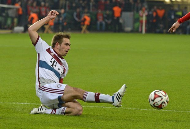 
                <strong>Rechter Innenverteidiger: Philipp Lahm</strong><br>
                Der flexible Kapitän der Bayern spielt auch in Draxlers Abwehr eine tragende Rolle.
              