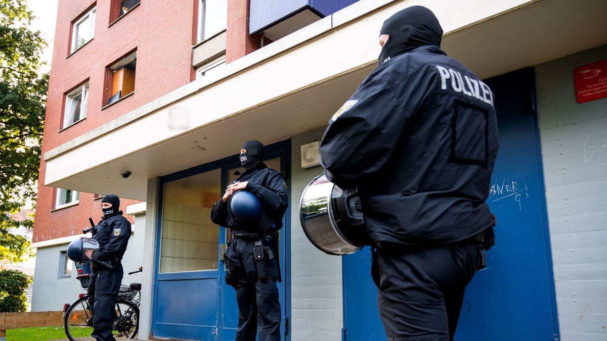 Polizisten in Stade sind bei einer Razzia gegen eine mutmaßliche Schleuserbande im Einsatz.