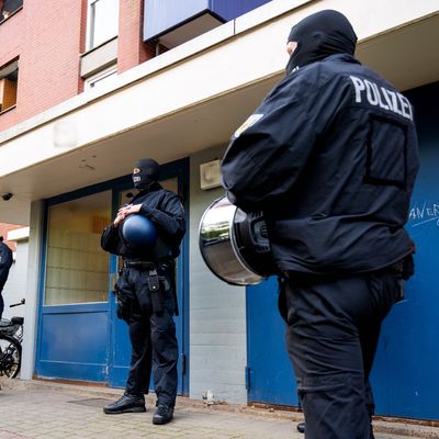 Polizisten in Stade sind bei einer Razzia gegen eine mutmaßliche Schleuserbande im Einsatz.