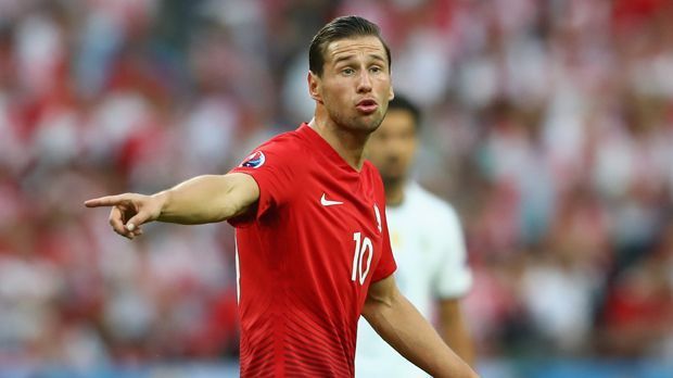 
                <strong>Krychowiak (Polen)</strong><br>
                Platz 7 - Grzegorz Krychowiak (Polen): Polens Mittelfeldstratege Grzegorz Krychowiak blieb in 41 von 65 Duellen der Sieger. Das macht einen Zweikampfwert von 63,08 Prozent.
              