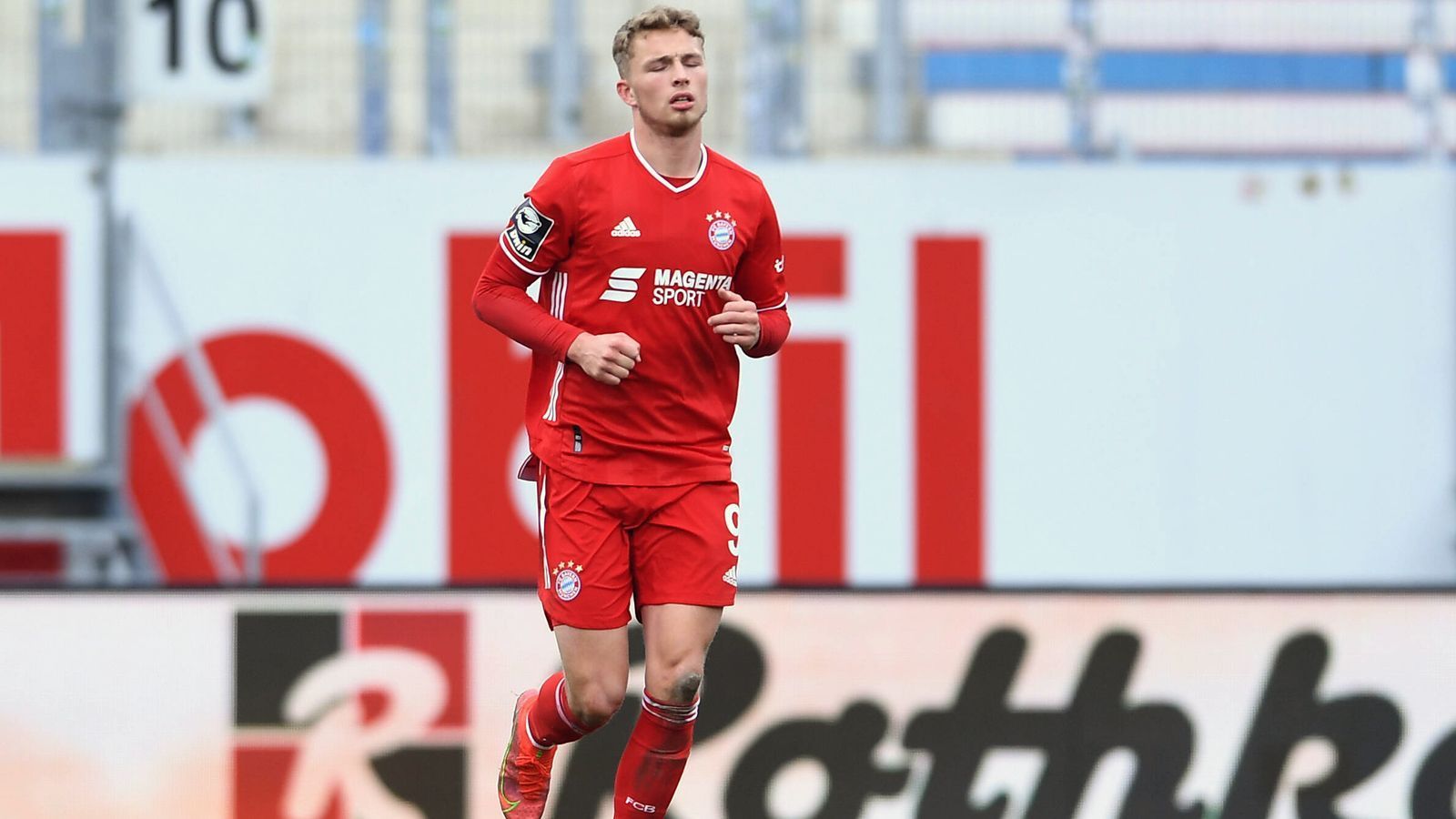 
                <strong>Jann-Fiete Arp (FC Bayern München)</strong><br>
                Ganz anders gestaltet sich die Situation beim einstigen Wunderkind Jann-Fiete Arp. Der Stürmer wechselte 2019 vom HSV zu den Bayern und hofft seitdem auf den Durchbruch. Nach einer durchwachsenen Premieren-Saison an der Isar entschied sich der 21-Jährige im Sommer 2020 für einen überraschenden Schritt. Um regelmäßig Spielpraxis zu sammeln, ließ sich der Stürmer quasi freiwillig und dauerhaft in die zweite Mannschaft der Münchner versetzen, die in der 3. Liga antritt. Für den FC Bayern II brachte es Arp bislang bei 23 Drittliga-Einsätzen zu vier Treffern. Ob ihn diese Bilanz einem Durchbruch beim FCB näherbringt? Zeit hätte er theoretisch noch länger, schließlich läuft Arps Vertrag bis 2024. Zuletzt gab es aber Gerüchte um eine mögliche Leihe zu Hannover 96. Der Zweitligist dementierte dies umgehend.
              