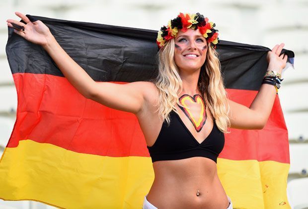 
                <strong>Verrückt, sexy, skurril: Fans in Brasilien</strong><br>
                Ein Herz für Deutschland. Und eine Fahne. Und ein nackiger Bauch. Eine hübsche Unterstützung für Jogis Jungs.
              