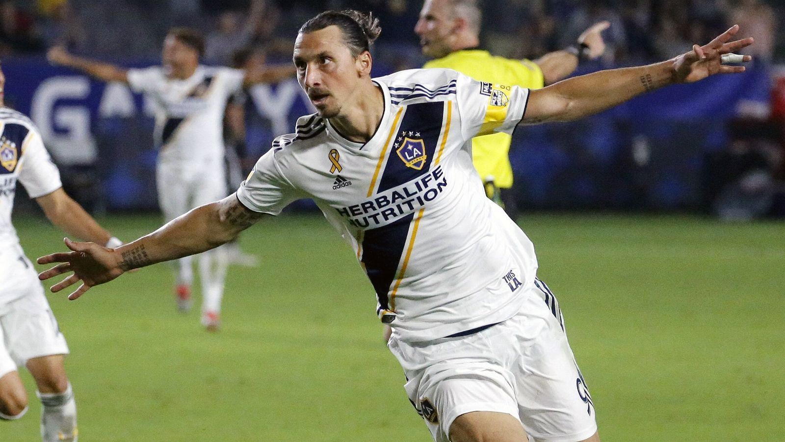 
                <strong>LA Galaxy (Western Conference)</strong><br>
                ... Zlatan Ibrahimovic und LA Galaxy. Der Schwede schoss die Kalifornier mit 30 Toren bei nur 29 Einsätzen mehr oder weniger im Alleingang auf Platz 5 (51 Punkte) in der Western Conference. Die Form des 38-jährigen Ibrahimovic ist beängstigend für die Gegner, denn in den zurückliegenden zehn MLS-Spielen ging der Ex-Nationalspieler nur ein einziges Mal ohne Treffer vom Feld. Insgesamt traf der 1,95-Meter-Hüne und aktuelle MLS-Topverdiener (7,2 Millionen US-Dollar) an den letzten zehn Spieltagen sagenhafte 14 Mal für LA Galaxy. Aber: Gegen Minnesota ist Ibrahimovic noch ohne Saisontor. Zuhause fehlte der Stürmer wegen Achillessehnenproblemen und auswärts gab es ein torloses Remis.
              