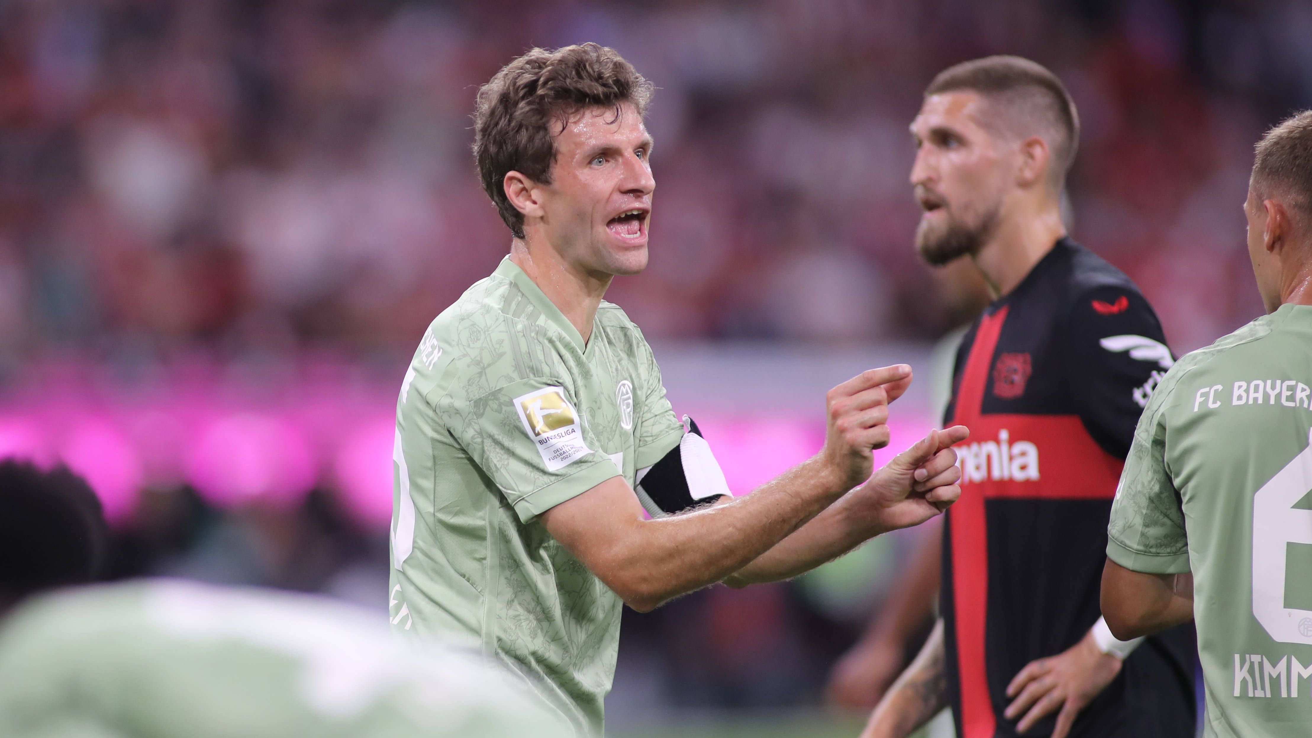 <strong>Thomas Müller</strong><br>Kommt nicht richtig ins Spiel, hat aber zwei gute und eine schlechte Szene: Scheitert ebenfalls an Hradecky (35.) und bereitet Kanes Großchance vor (57.). Verursacht auf der anderen Seite mit Foul an Grimaldo unnötig den Freistoß zum 1:1. Nach 61 Minuten durch Musiala ersetzt. <strong><em>ran</em>-Note: 4</strong>