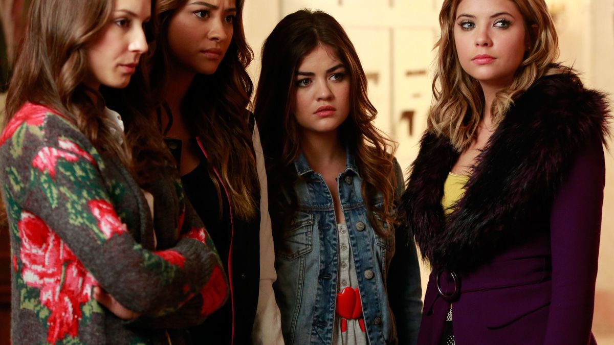 In "Pretty Little Liars" jagen Troian Bellisario, Shay Mitchell, Lucy Hale und Ashley Benson die mysteriöse "A" - und werden wieder zu unzertrennlichen Freundinnen! 