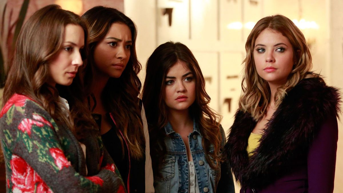 In "Pretty Little Liars" jagen Troian Bellisario, Shay Mitchell, Lucy Hale und Ashley Benson die mysteriöse "A" - und werden wieder zu unzertrennlichen Freundinnen! 