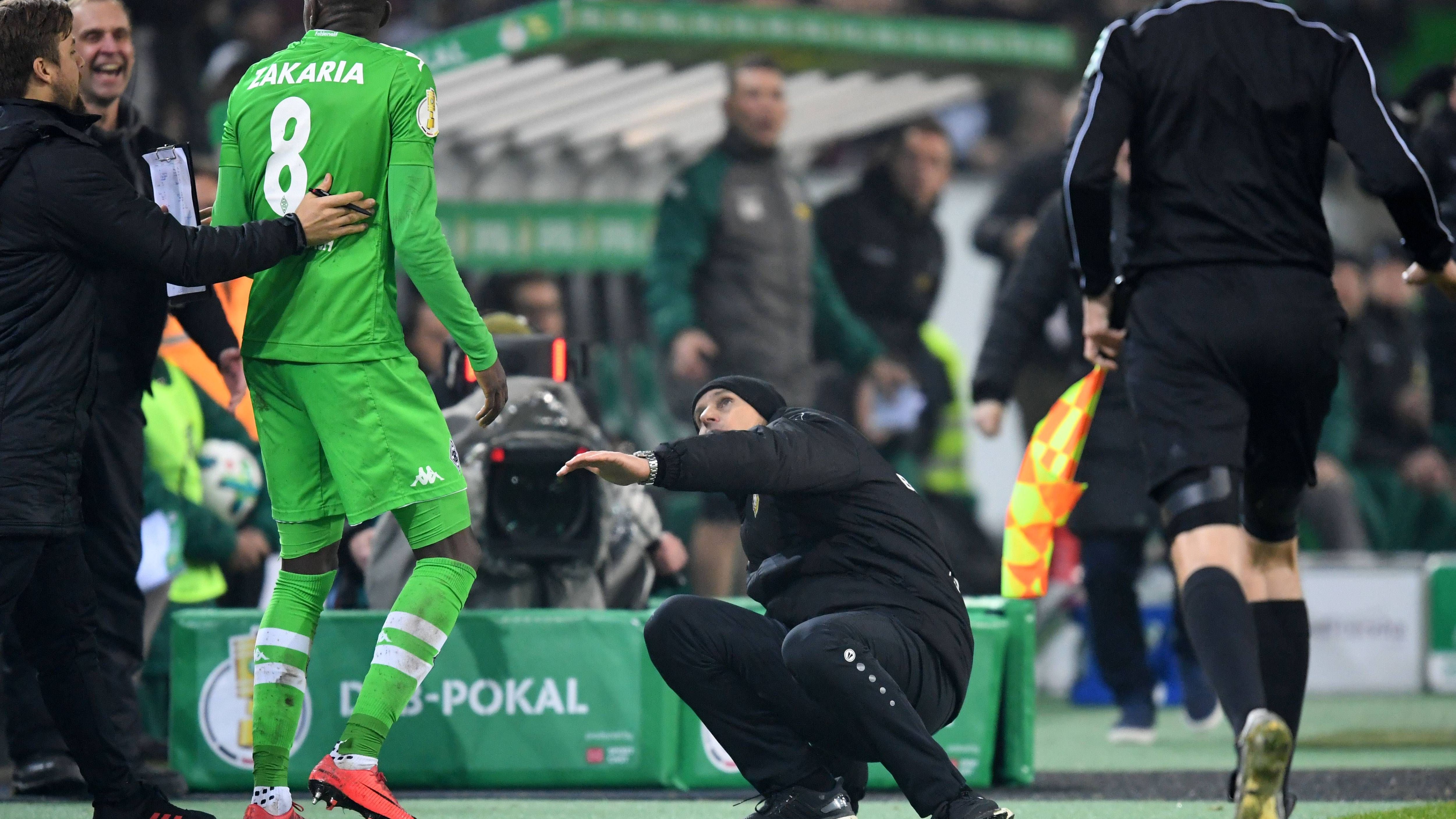 <strong>Heiko Herrlich und Denis Zakaria</strong><br>Im Pokal-Achtelfinale der Saison 17/18 ging Leverkusen-Trainer Herrlich nach einem kleinen Kontakt von Zakaria theatralisch zu Boden. Herrlich entschuldigte sich danach und gab zu: "Das sah sicher blöd aus, ich schäme mich auch dafür. Er musste&nbsp; 12.000 Euro Strafe zahlen. Zakaria sagte scherzhaft: "Er hat ein bisschen Comedy gemacht."