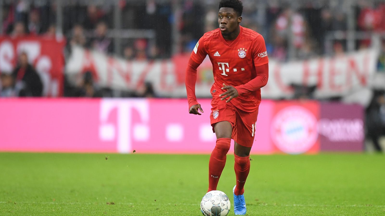 
                <strong>Gewinner: Alphonso Davies (FC Bayern München)</strong><br>
                Er ist die Neuentdeckung beim deutschen Rekordmeister in dieser Saison: Alphonso Davies. Sportdirektor Hasan Salihamidzic holte den kanadischen Nationalspieler vor einem Jahr aus der US-amerikanischen MLS nach Deutschland. Die Ablöse: zehn Millionen Euro. Und die hat der 19-Jährige jetzt schon wieder reingespielt. Seine Bilanz lässt sich sehen: In 13 Bundesliga-Partien gelangen ihm ein Tor und zwei Assists - wohlgemerkt überwiegend als Linksverteidiger. Dazu legte Davies in drei Champions-League-Spielen zwei Tore vor. Aufgrund seiner Leistungen haben die Bayern auf der linken Seite momentan keinen Grund zur Sorge. 
              