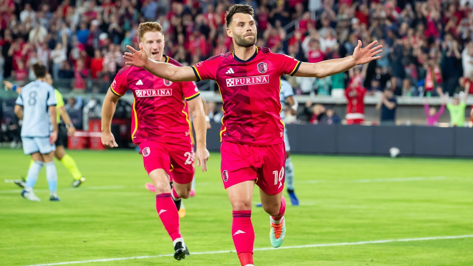 
                <strong>Eduard Löwen (St. Louis City FC)</strong><br>
                Neben Bürki sicherte sich der Klub um den deutschen Sportdirektor Lutz Pfannenstiel auch noch die Dienste von Eduard Löwen. Der ehemalige U21-Nationalspieler wechselte für eine Ablösesumme von angeblich einer Million Euro in die USA und soll mithelfen, St. Louis in der MLS zu etablieren. Sein Vertrag läuft zunächst bis 2026. Mit Joao Klauss (TSG Hoffenheim), Joakim Nilsson (Arminia Bielefeld) und Tomas Ostrak (1. FC Köln) bediente sich Pfannenstiel sogar noch mehrere Male bei deutschen Klubs.
              