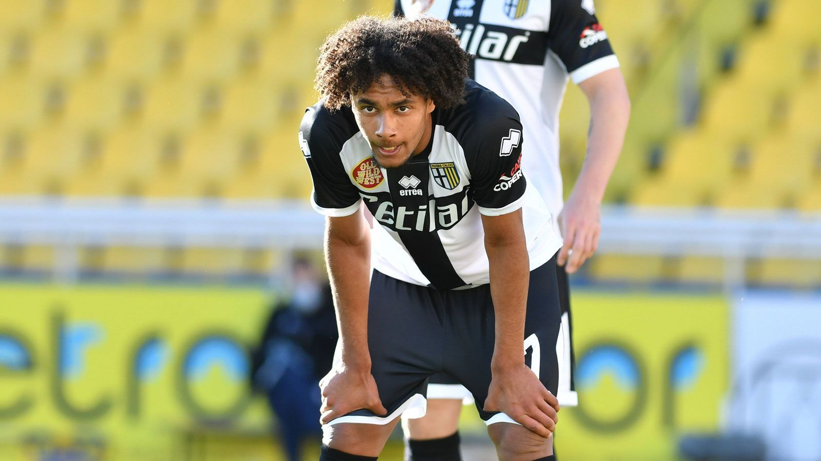 
                <strong>Joshua Zirkzee (FC Parma)</strong><br>
                In der vergangenen Spielzeit startete Joshua Zirkzee von 0 auf 100 und mauserte sich zu einem soliden Backup für Robert Lewandowski. 2020/21 blieb der 19 Jahre junge Angreifer aber hinter den Erwartungen zurück. Im Herbst kritisierte Bayern-Coach Hansi Flick sein Talent öffentlich für dessen Arbeitsmoral. Zur Rückrunde folgte der Wechsel in die Serie A, aber auch beim FC Parma liefert der Angreifer keine überzeugenden Leistungen ab und ist nach vier Spielen noch immer torlos. Zudem verletzte sich der Youngster vor wenigen Tagen am Knie, es droht eine Operation. Kaum vorstellbar, dass der FC Parma die vereinbarte Kaufoption von 15 Millionen Euro am Saisonende ziehen wird.
              