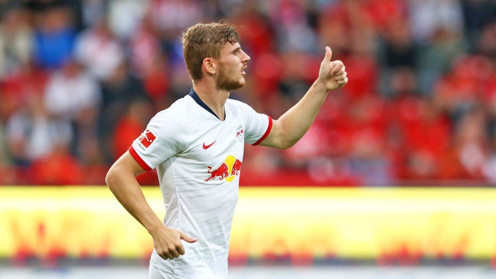 
                <strong>Timo Werner (RB Leipzig)</strong><br>
                Timo Werner hat seinen 2020 auslaufenden Vertrag bei RB Leipzig vorzeitig verlängert, der DFB-Stürmer unterschrieb bei den Roten Bullen ein neues Arbeitspapier bis 2023. "Natürlich hat sich dieser Prozess sehr lange hingezogen. Aber ich wollte mir wirklich sicher sein, dass ich bei diesem Klub die nächsten Entwicklungsschritte machen kann", so Werner. Ganz ausgeschlossen ist ein Bayern-Wechsel des Torjägers aber im Sommer 2020 nicht. Wie die "Bild" berichtet, soll Werner eine Ausstiegsklausel im Vertrag haben. Diese soll leistungsabhängig bei bis zu 60 Millionen Euro liegen - der Grundpreis in jedem Fall bei über 30 Millionen Euro. 
              