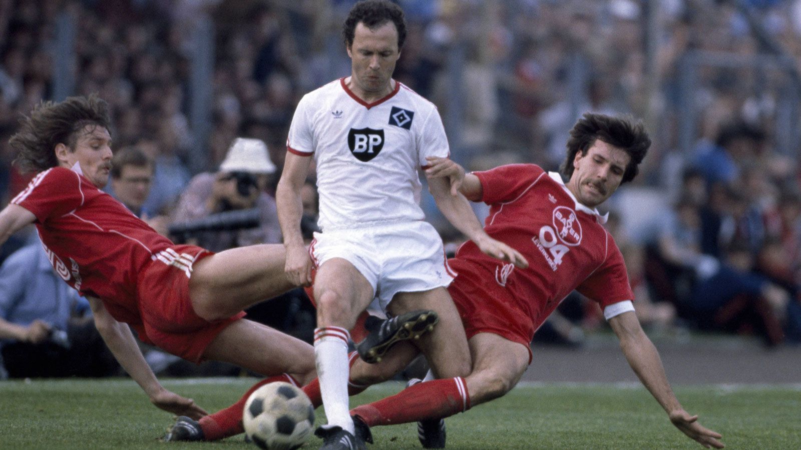 <strong>Beckenbauer beim HSV</strong><br>
                Ja, auch beim HSV spielte Franz Beckenbauer. Von 1980 bis 1982 lief der Kaiser für die Hamburger auf. Peter Hermann und Thomas Hörster&nbsp; versuchen den mit einer Doppelgrätsche zu stoppen.