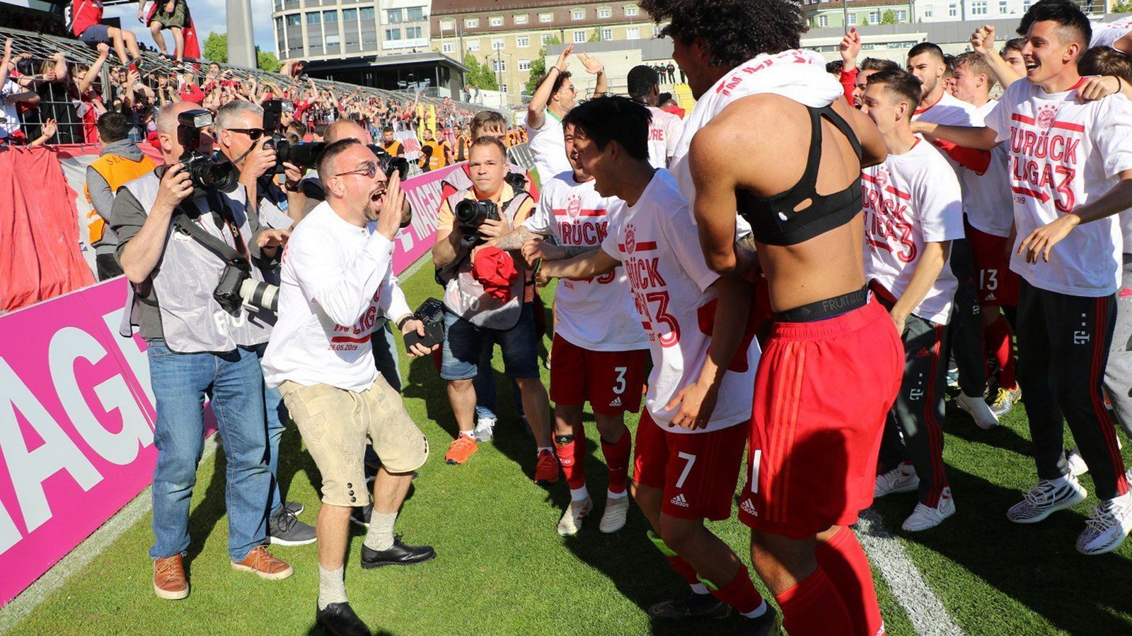 
                <strong>Double und Aufstieg der Amateure: Die Bayern feiern</strong><br>
                Die Amateure des FC Bayern München haben es geschafft: Mit einem 4:1 im Relegationsrückspiel gegen den VfL Wolfsburg II stieg die Reserve des deutschen Rekordmeisters in die 3. Liga und schaffte damit erstmals seit acht Jahren den Sprung in den Profifußball. Die Freude war grenzenlos - nicht nur bei den Amateuren: Auch zahlreiche Profis machten sich nach der Double-Party am Marienplatz auf den Weg ins Grünwalder Stadion, um mit dem Nachwuchs mitzufiebern und schließlich zu feiern. Tonangebend bei der Platz-Party: natürlich Franck Ribery.
              