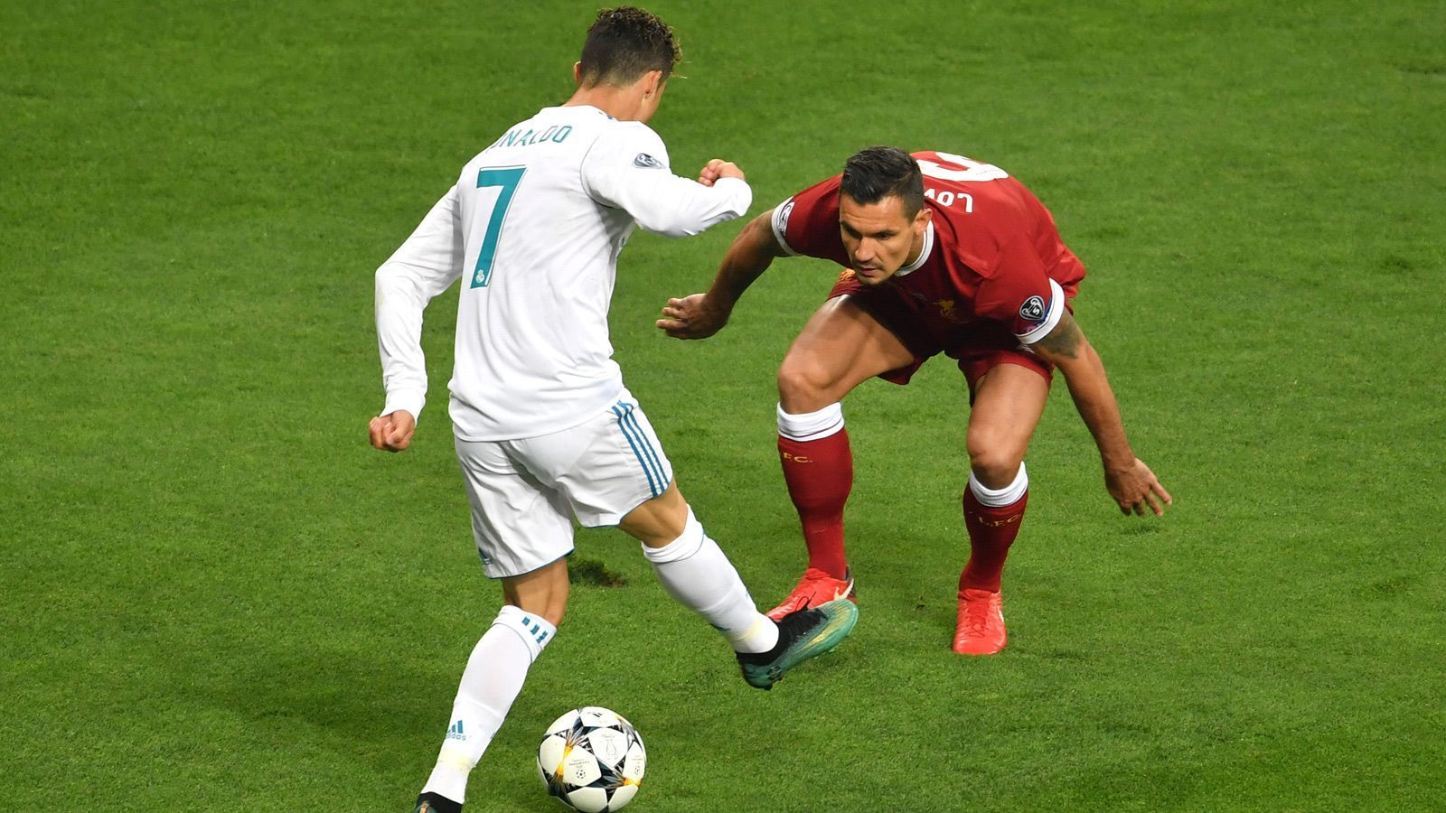 
                <strong>Dejan Lovren (FC Liverpool)</strong><br>
                In der ersten Hälfte mit kompromisslosem Zweikampfverhalten gegen Benzema und Ronaldo zur Stelle. Zu Beginn der zweiten Hälfte eine kleinere Unkonzentriertheit, als er Ronaldo per Kopfball beinahe nochmal in Schussposition bringt. In der 55. Minute Vorbereiter des 1:1, als er sich gegen Ramos im Kopfballduell womöglich sogar unfair durchsetzt. Vor dem 1:2 verfolgt er Bale nicht bis zum Ende und wird mit einem seltenen Sensations-Tor bestraft. Am Ende verhindert er das 1:4 im Eins-gegen Eins mit Bale. ran-Note: 3
              