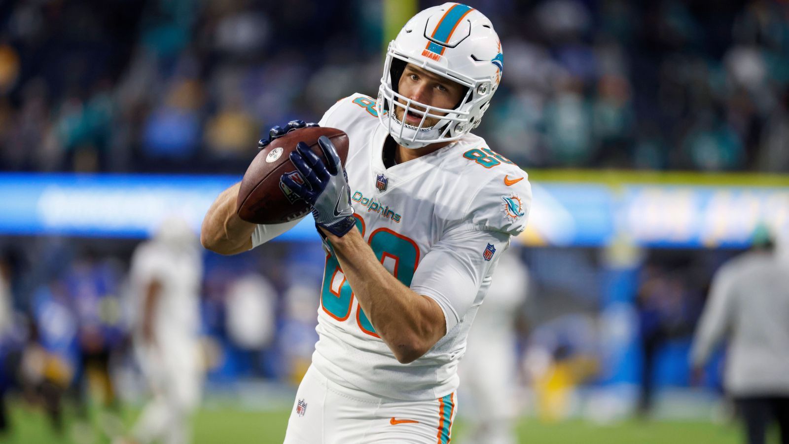 
                <strong>TE Mike Gesicki (New England Patriots)</strong><br>
                Die New England Patriots haben nach dem Weggang von Jonnu Smith für Ersatz gesorgt. Mike Gesicki kommt vom Divisionsrivalen Miami Dolphins in den Nordosten. Er soll ein Tight-End-Duo mit Hunter Henry bilden und für Missmatches sorgen, die Quarterback Mac Jones im Idealfall findet und bedient. Seine Leistungen schwankten zwar in den vergangenen Jahren, jedoch passt er in das Schema des neuen Offensive Coordinators Bill O'Brien. Die Bestnote gibt es nur nicht, weil er mit neun Millionen Dollar in 2023 sehr teuer ist. ran Note: 2
              