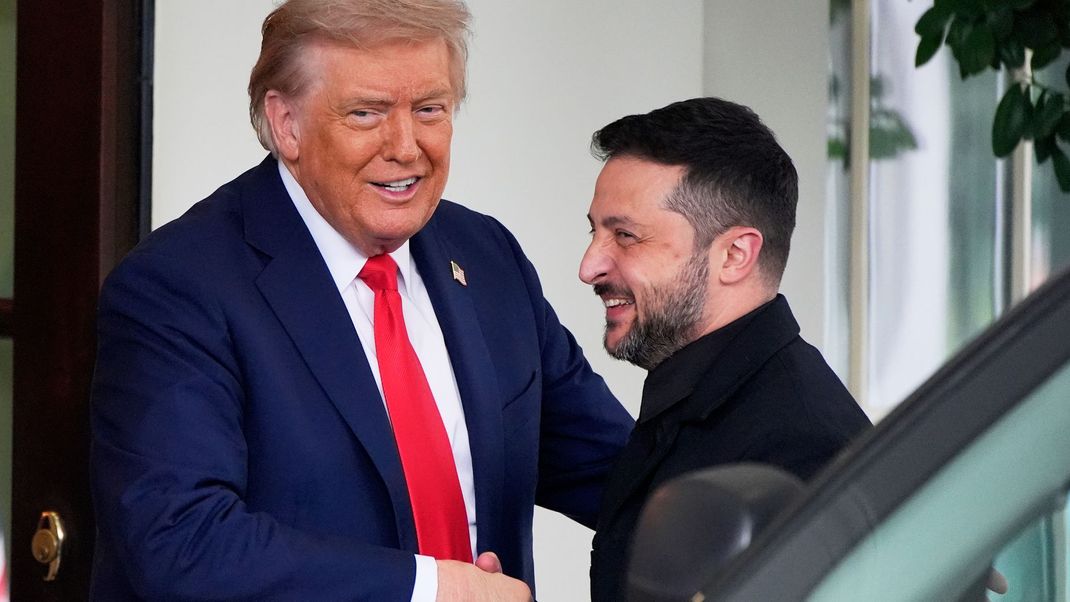 Trump begrüßt Selenskyj mit einem Handschlag am Weißen Haus.