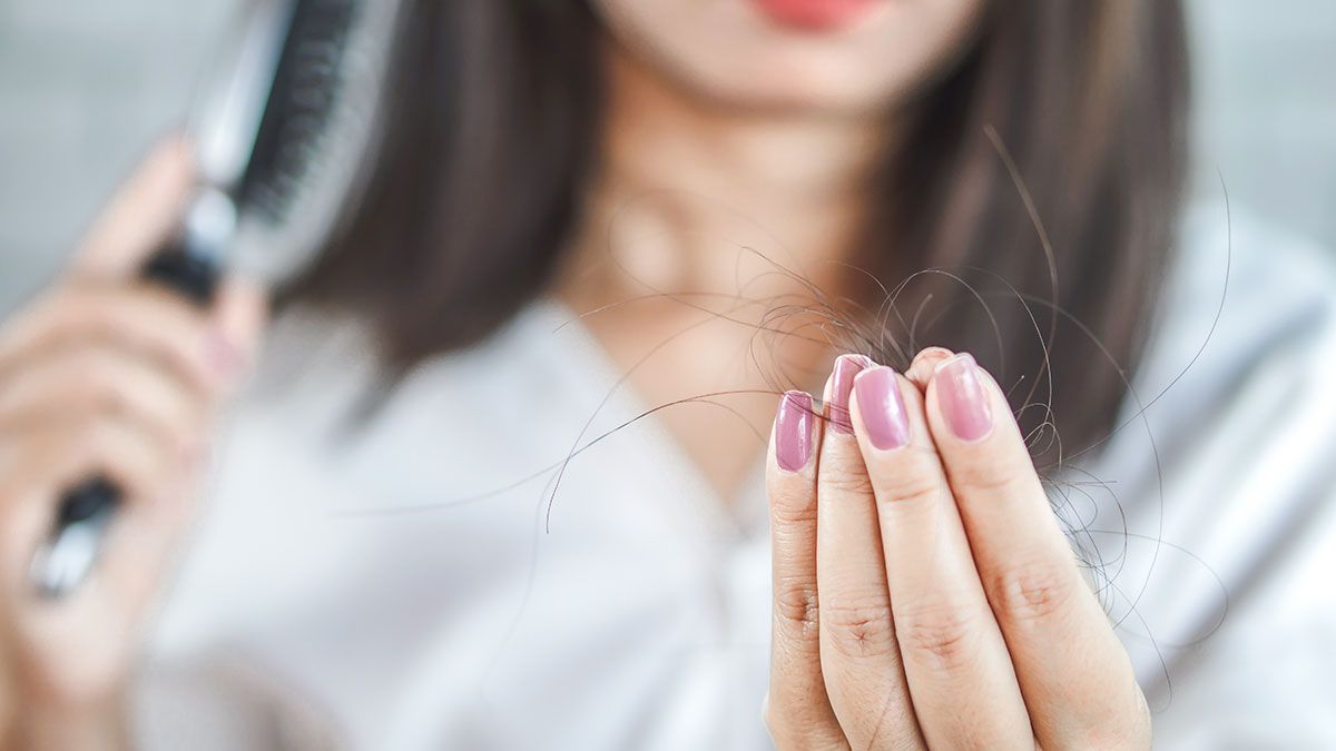 Was hilft bei Haarausfall? Mit unseren Expertentipps von Pflegeprodukten und kostengünstigen Hausmitteln, sorgst du für eine starke Haarstruktur und beugst Haarausfall vor! 