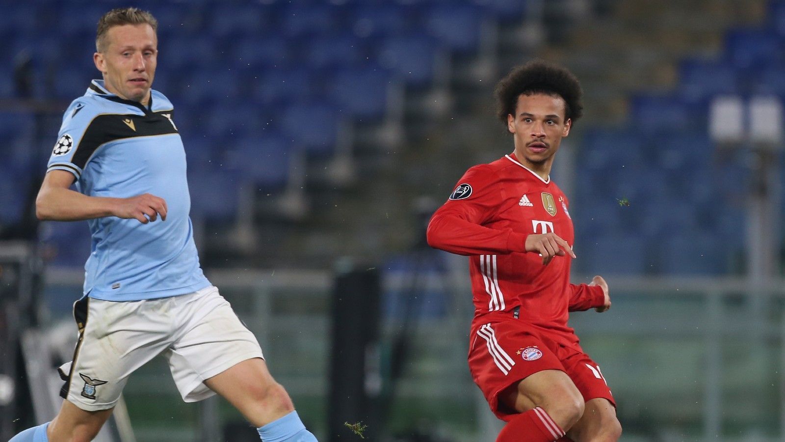 
                <strong>Leroy Sane</strong><br>
                Immer wieder mit guten Dribblings auf dem rechten Flügel, doch defensiv lässt er es ab und an schleifen. Erzielt dann aber das dritte Bayern-Tor per Abstauber. Danach wächst sein Selbstbewusstsein und er spielt ein ums andere Mal Lazios Defensive schwindlig, wie beim vierten Bayern-Treffer. In den Schlussminuten weicht er Sarr. ran-Note: 2
              