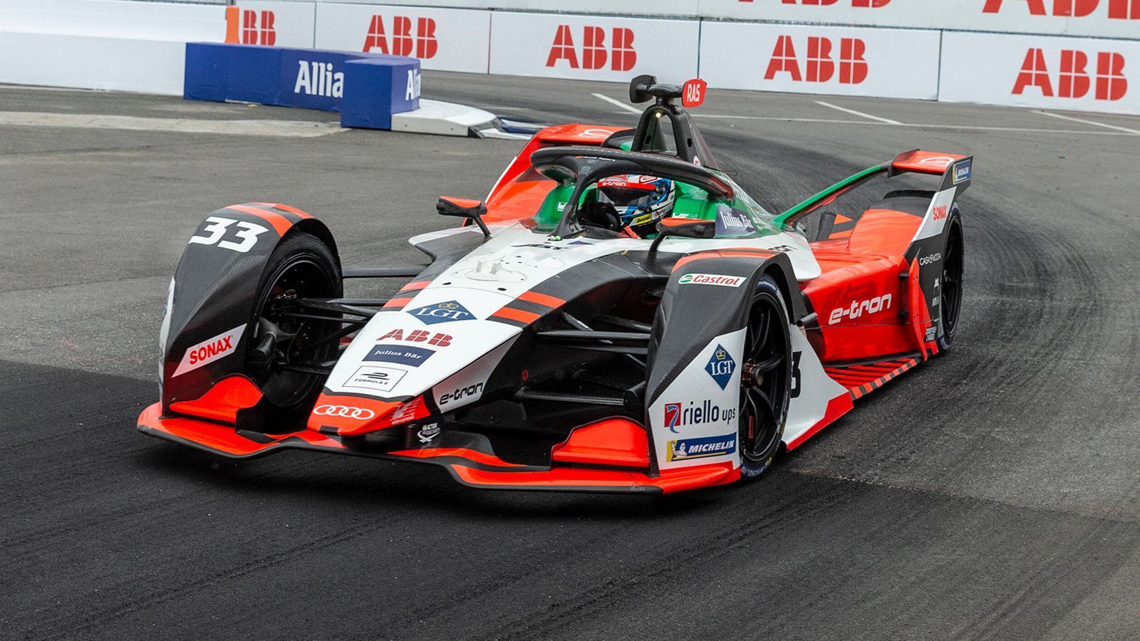 
                <strong>Rene Rast</strong><br>
                Doch nicht nur Günther kennt sich mit Aufholjagden ganz gut aus. Auch Rene Rast fuhr in dieser Formel E-Saison schon das ein oder andere Mal von weit hinten weit nach vorne - so auch in New York. Am Samstag rollte der Audi-Pilot das Feld von Position 23 auf und wurde noch Zehnter. Der Sonntag verlief mit Platz 20 zwar weniger erfolgreich, Rast hat mit 61 WM-Zählern aber noch alle Chancen auf den Titel.
              