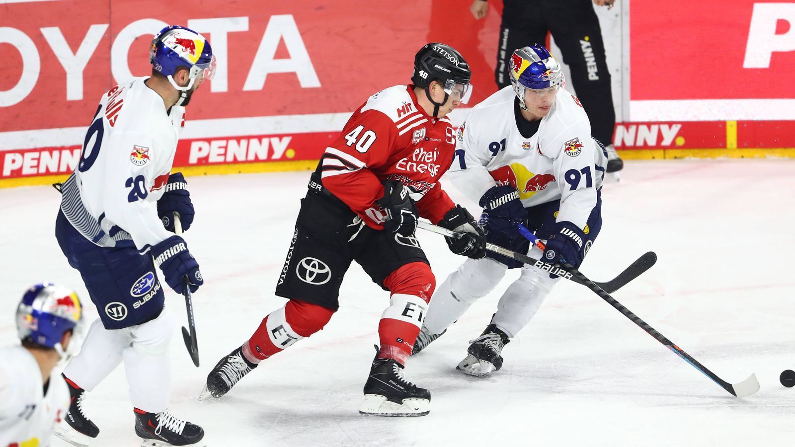 
                <strong>Deutsche Eishockey Liga (DEL)</strong><br>
                Profitieren will in den kommenden Wochen auch die Deutsche Eishockey Liga (DEL). "Ich glaube schon, dass der ein oder andere Bundesliga-Zuschauer dann auch mal zum Eishockey geht", sagte Geschäftsführer Gernot Tripcke dem SID: "Und dann hoffen wir, dass sie auch bleiben." Für die DEL bedeutet die veränderte Situation auch logistische Vorteile: Neben dem "Winter Game" gegen die Adler Mannheim am 3. Dezember werden im Zeitraum der Fußball-Pause zwei weitere Heimspiele der Kölner Haie im lokalen Fußballstadion ausgetragen. "Ich denke, dass es nach außen ausstrahlt und einen positiven Effekt hat, wenn man mehrfach vor mehr als 30.000 Zuschauern spielen kann", so Tripcke.
              