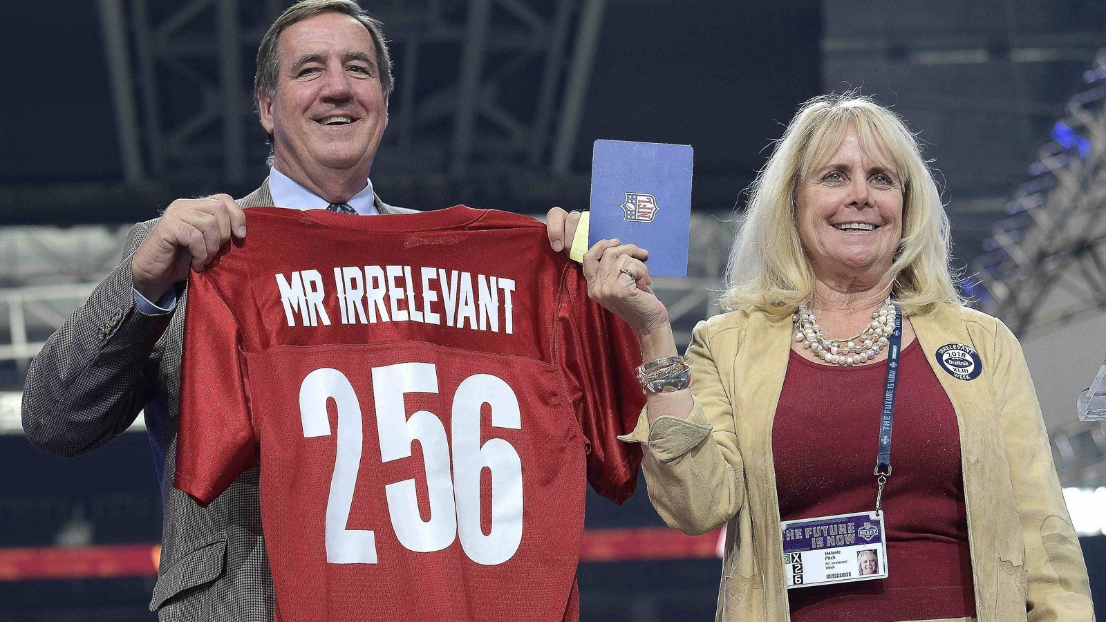 
                <strong>NFL Draft 2021: Der irre Hype um "Mr. Irrelevant"</strong><br>
                Sie sind nicht alle unwichtig gewesen, auch wenn es der Name impliziert: Der letzte Pick im Draft ist zugleich "Mr. Irrelevant". Doch das Schlusslicht im Draft ist etwas Besonderes, denn er wird abgefeiert. ran.de über eine etwas seltsame Tradition.
              