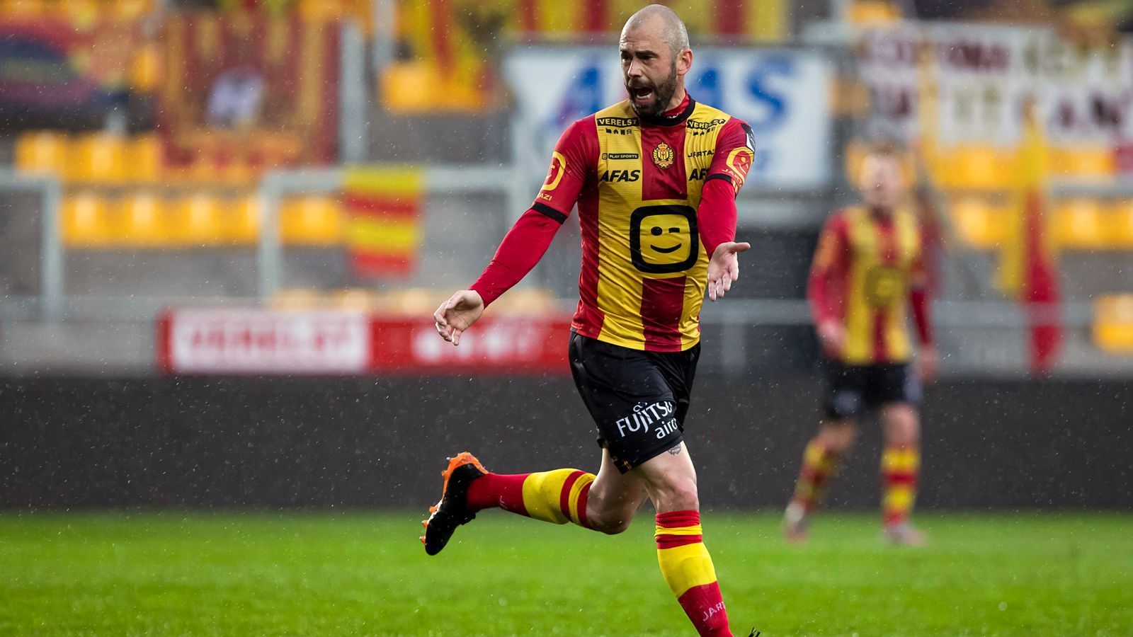 
                <strong>Steven Defour (zuletzt KV Mechelen)</strong><br>
                Sein persönliches Fußball-Märchen endete für den Belgier Steven Defour dort, wo es einst um die Jahrtausendwende begann. Der 33-Jährige wurde in seiner Geburtsstadt bei KV Mechelen zum Profi und kehrte im Spätherbst seiner Karriere im Oktober 2020 wieder genau an diesen Ort zurück. Aufgrund von körperlichen Problemen musste Defour aber schon nach nur einer Saison in Mechelen die aktive Laufbahn beenden. "Die täglichen, körperlichen Schmerzen machten es unmöglich, die Leistungen zu erbringen, die ich von mir selbst erwarte. Die mentale Belastbarkeit, die man braucht, um nach großen und kleinen Verletzungen immer wieder zurückzukommen, wurde immer schlechter", begründete der Mittelfeldspieler. Mittlerweile hat für Defour ein neues Kapitel begonnen. Er ist jetzt Co-Trainer - natürlich bei KV Mechelen.
              