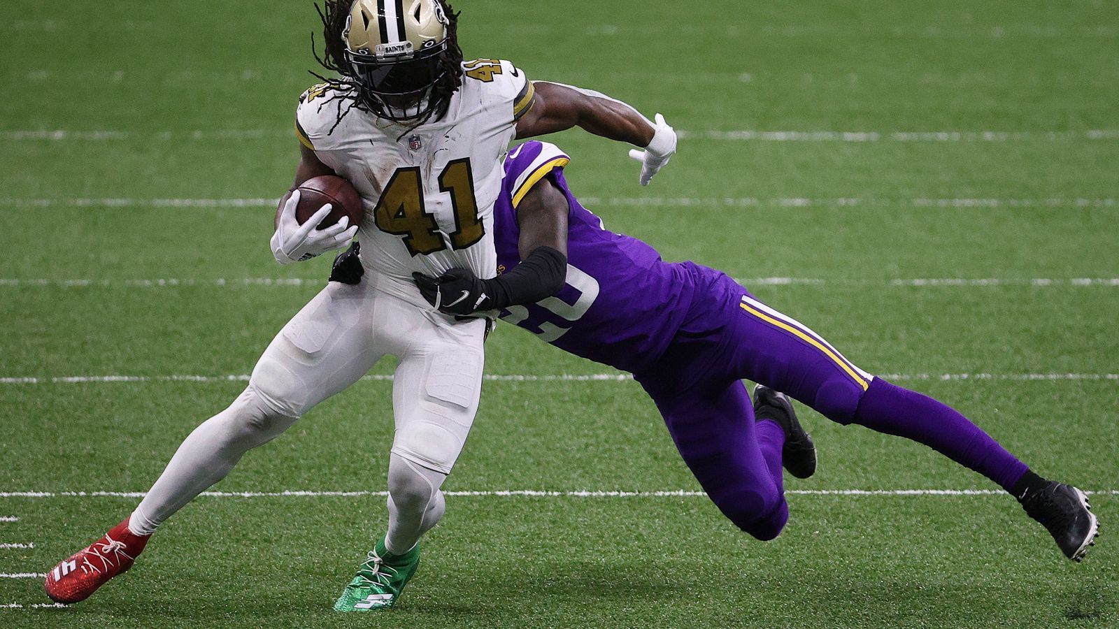 
                <strong>Plätze 20 bis 11</strong><br>
                &#x2022; Platz 20: Dalvin Cook (Running Back, Minnesota Vikings) -<br>&#x2022; Platz 19: Budda Baker (Strong Safety, Arizona Cardinals) -<br>&#x2022; Platz 18: Deshaun Watson (Quarterback, Houston Texans) -<br>&#x2022; Platz 17: Xavien Howard (Cornerback, Miami Dolphins) -<br>&#x2022; Platz 16: Myles Garrett (Defensive End, Cleveland Browns) -<br>&#x2022; Platz 15: Tyreek Hill (Wide Receiver, Kansas City Chiefs) -<br>&#x2022; Platz 14: Alvin Kamara (Foto, Running Back, New Orleans Saints) -<br>&#x2022; Platz 13: Jalen Ramsey (Cornerbak, Los Angeles Rams) -<br>&#x2022; Platz 12: Russell Wilson (Quarterback, Seattle Seahawks) -<br>&#x2022; Platz 11: Stefon Diggs (Wide Receiver, Buffalo Bills)<br>
              