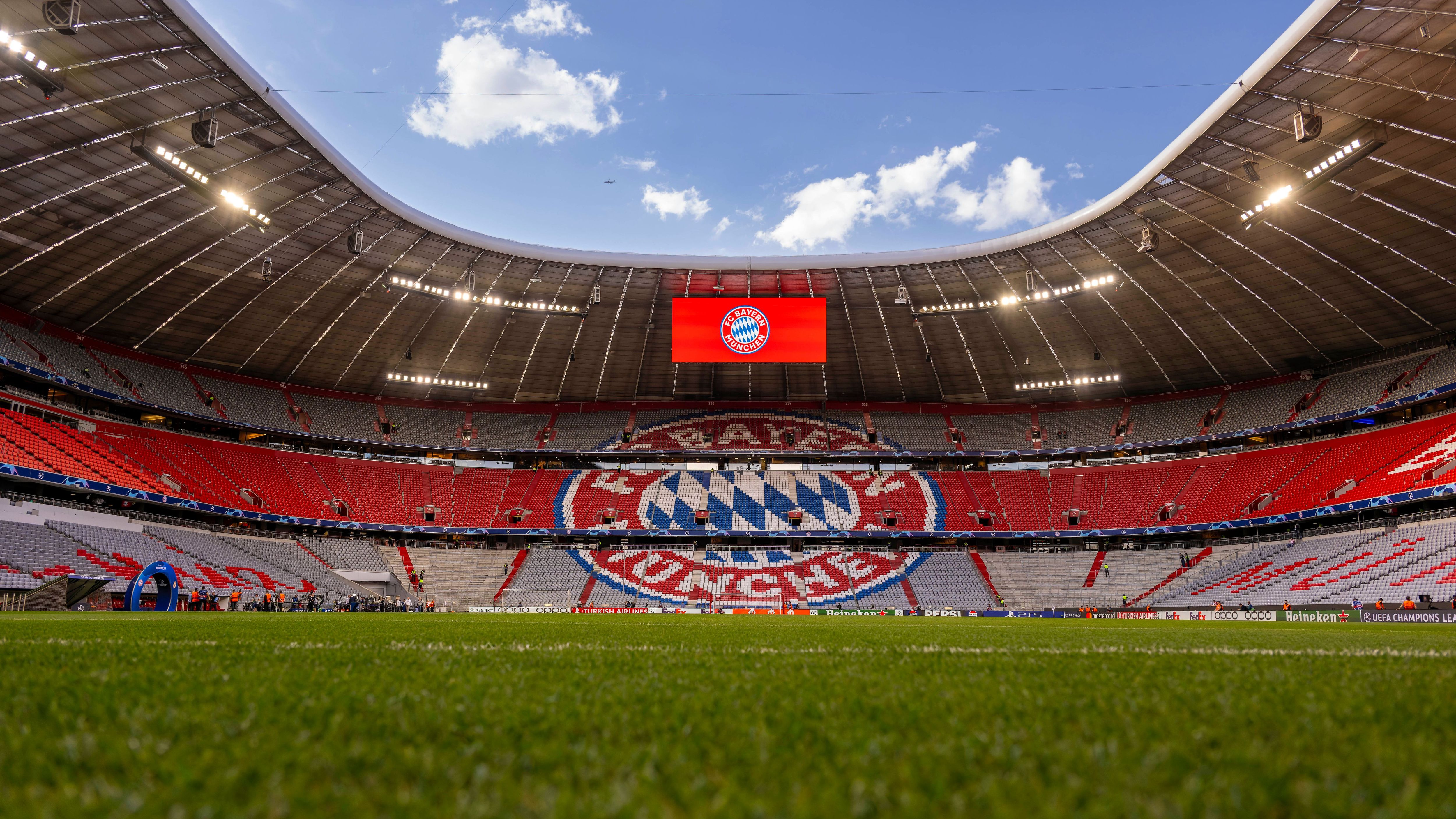 <strong>Großprojekt: Allianz Arena</strong><br>2015 die Kapazitätserhöhung auf 75.000 Zuschauer, die Implementierung der größten Videoleinwand Europas im Jahr 2017 oder großflächige Infrastruktur-Umbauten im Sommer 2019. Auch nach Bau kostete der Münchner Fußballtempel seinen Bauherren einiges an Millionen. Zuletzt wurden im Rahmen der EM 2024 erneut medientechnologische Verbesserungen vorgenommen.