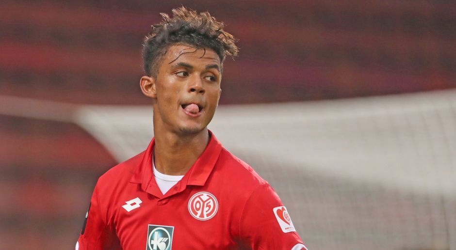 
                <strong>Aaron Seydel (1. FSV Mainz 05)</strong><br>
                Mit seinem ersten Torschuss in der Bundesliga traf Aaron Seydel gleich ins Schwarze und auch Europa-League-Luft durfte der 20 Jahre alte Mittelstürmer schon schnuppern. Mit knapp zwei Metern ist der Mainzer einer der größten Spieler der Bundesliga, das Kopfballspiel folglich seine Stärke. Sandro Schwarz, der die zweite Mannschaft der 05er in Liga drei betreut, hat eine klare Meinung zu Seydels Perspektive: "Aarons Entwicklung ist sehr positiv. Wir trauen ihm alle sehr viel zu."
              