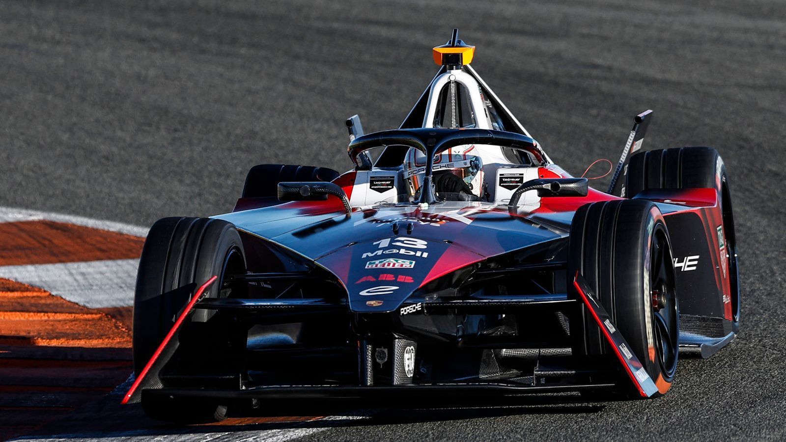 
                <strong>TAG Heuer Porsche FE Team</strong><br>
                Das Porsche-Team um Pascal Wehrlein und Antonio Felix da Costa war das erste Team, das sein Design für die neue Saison vorstellte. Die Stuttgarter setzen 2023 auf eine Mischung aus Schwarz, Rot und Weiß und wollen in ihrer vierten Saison in der Formel E endlich Erfolge einfahren.
              