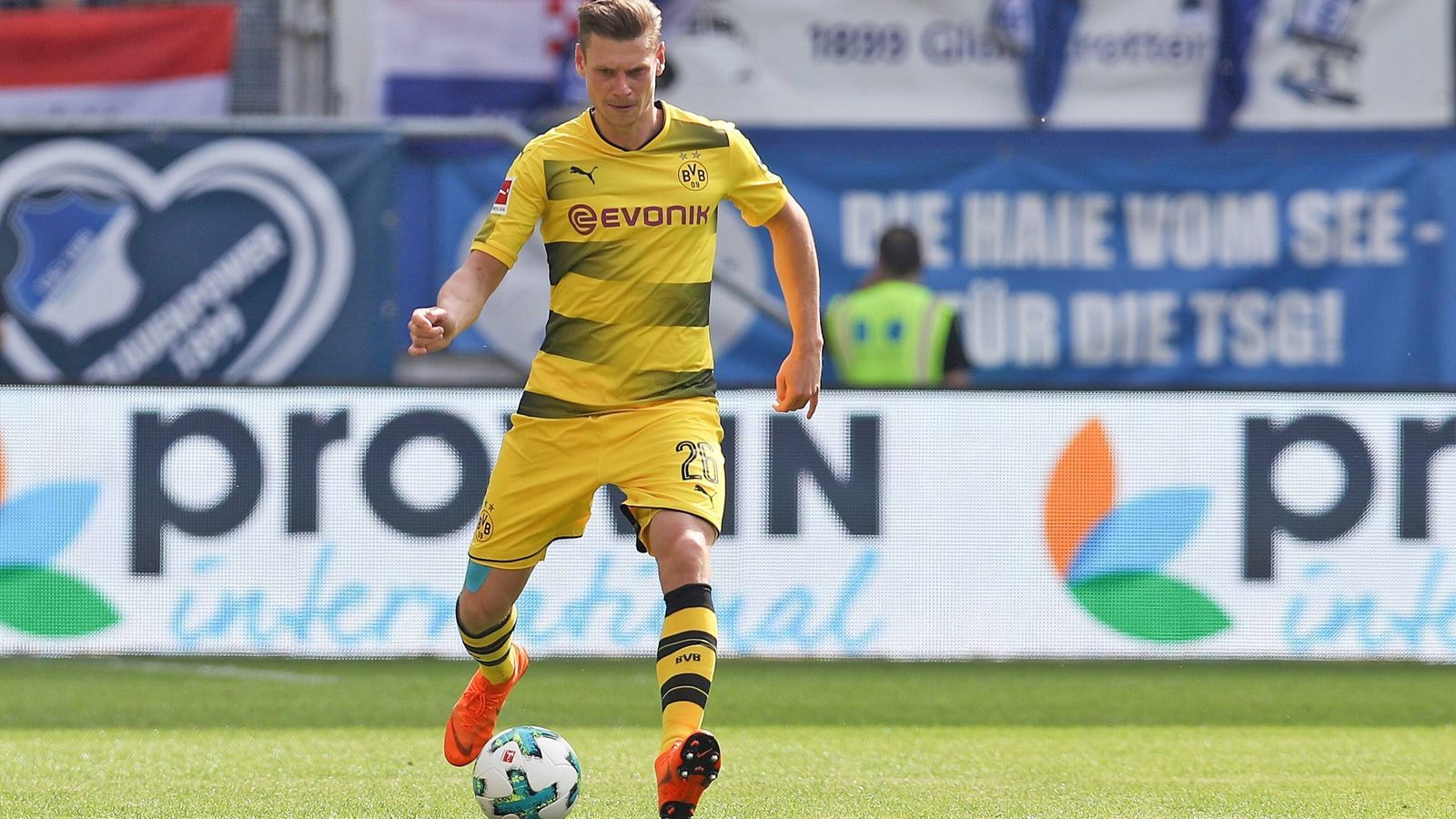 
                <strong>Rechtsverteidiger: Luskasz Piszczek</strong><br>
                Lukasz Piszczek bleibt auch 2018/2019 eine feste Größe bei Borussia Dortmund. Zum einen trifft er mit Favre auf den Trainer, der ihn 2008 bei Hertha BSC vom Stürmer zum Rechtsverteidiger umschulte. Zum anderen ist er beim BVB momentan alternativlos. Jeremy Toljan enttäuschte auf ganzer Linie und soll laut den "Ruhr Nachrichten" nach einem Jahr wieder gehen.
              