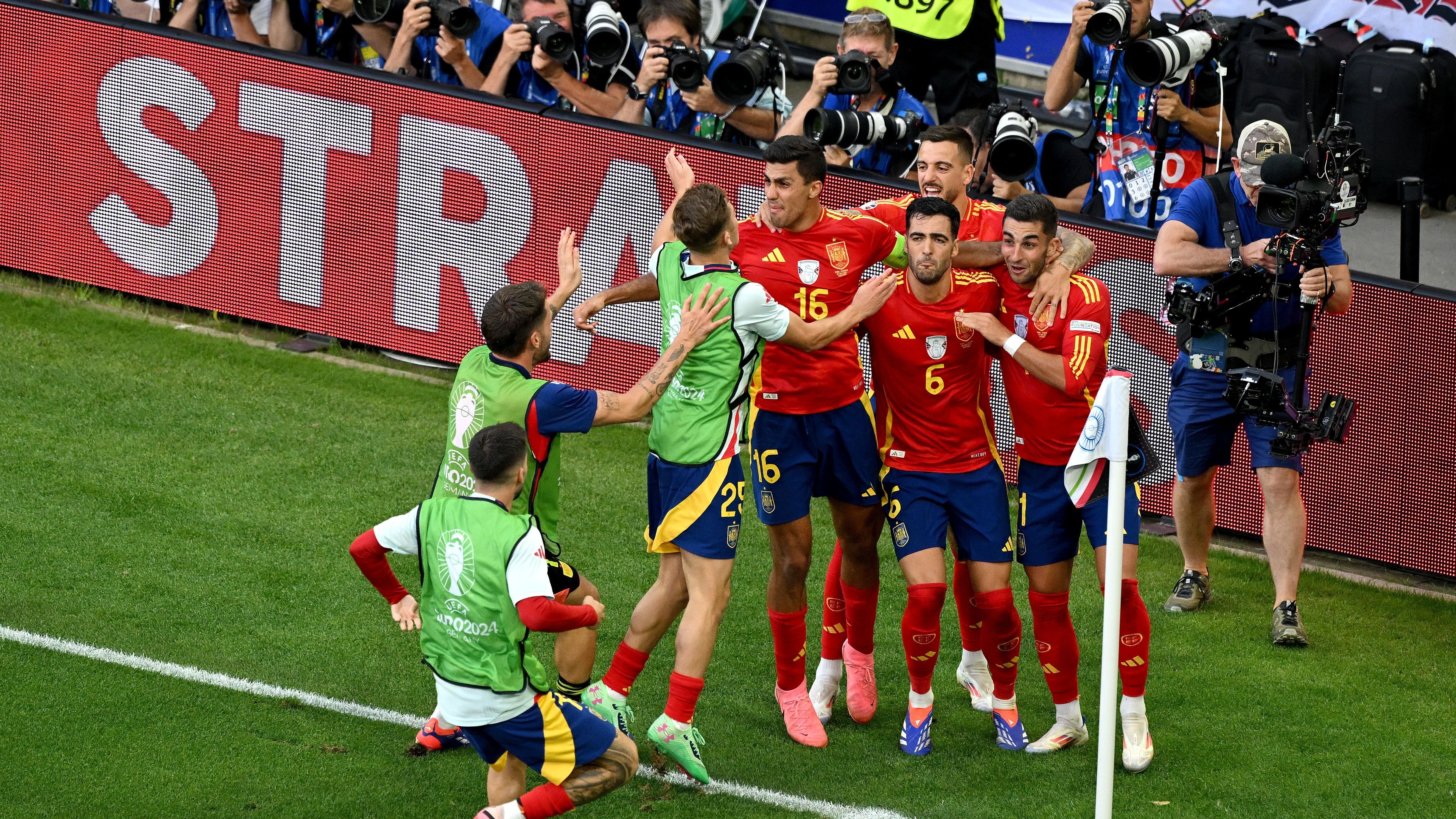 <strong>Gewinner: Mikel Merino und sein Siegestanz</strong> <br>Mikel Merino köpfte Spanien in der 119. Minute zum Sieg gegen Deutschland und tanzte dann um die Eckfahne. Was zunächst seltsam aussah, hatte eine Vorgeschichte. Merinos Vater hatte 33 Jahre zuvor im gleichen Stadion einen Treffer für Osasuna gegen den VfB Stuttgart erzielt und den gleichen Tanz aufgeführt. Was für eine Geschichte!