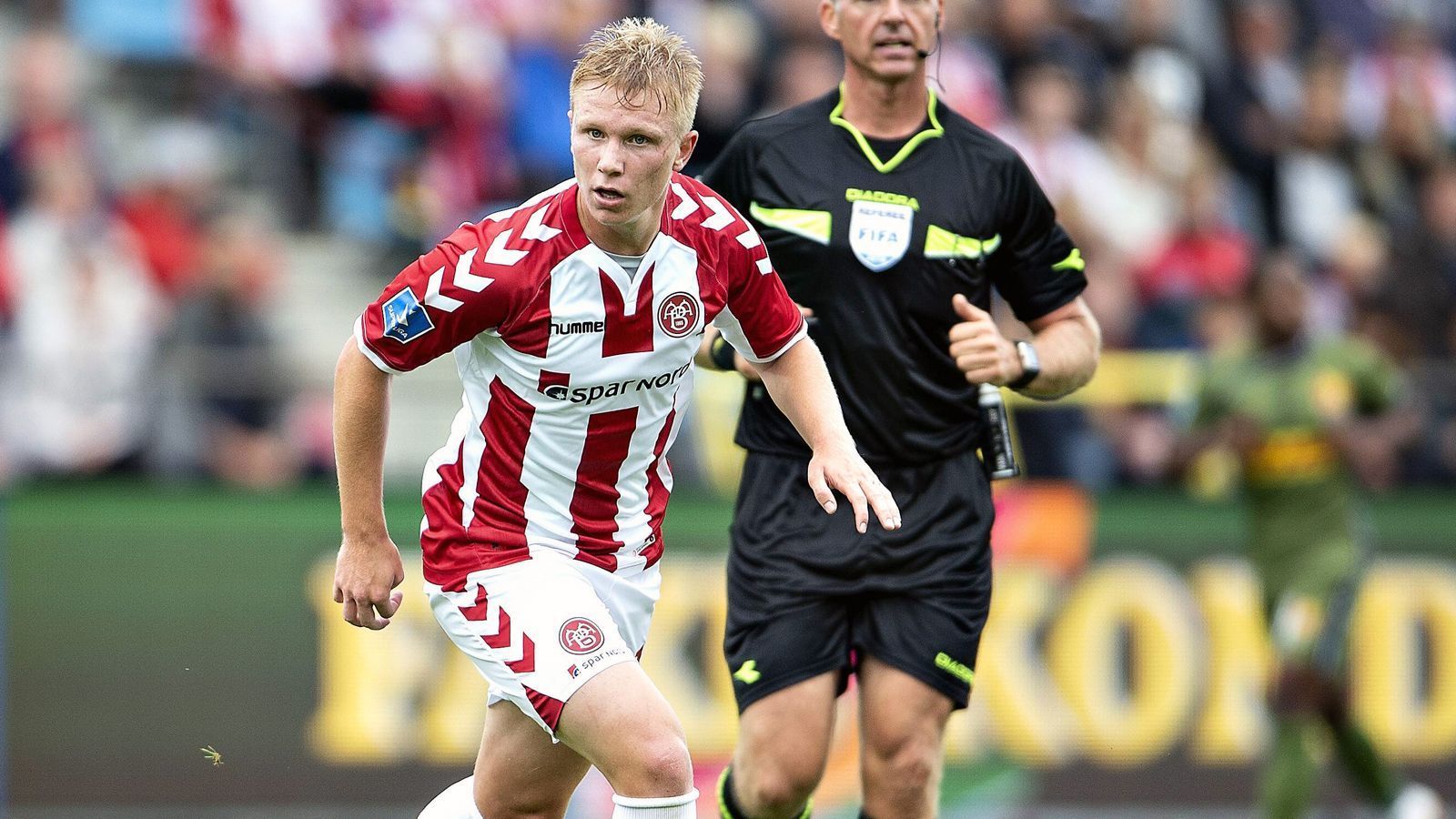 
                <strong>Philipp Ochs (von Hoffenheim an Aalborg verliehen)</strong><br>
                26 Mal lief Philipp Ochs bislang für die Profis von 1899 Hoffenheim auf, ehe er etwas an Perspektive im Kader von Coach Julian Nagelsmann verlor. Deshalb entschieden sich beide Parteien zu einer Ausleihe und der dänische Erstligist Aalborg bekam im Sommer 2018 den Zuschlag. In der Superligaen durfte der Flügelflitzer bislang 18 Mal für Aalborg ran (ein Tor). Nun muss der deutsche U-Nationalspieler dabei mithelfen, dass sein Leihverein im Abstiegs-Playoff besteht. Dann kehrt Ochs planmäßig nach Hoffenheim zurück, wo er vor der Ausleihe noch bis 2020 verlängerte.
              