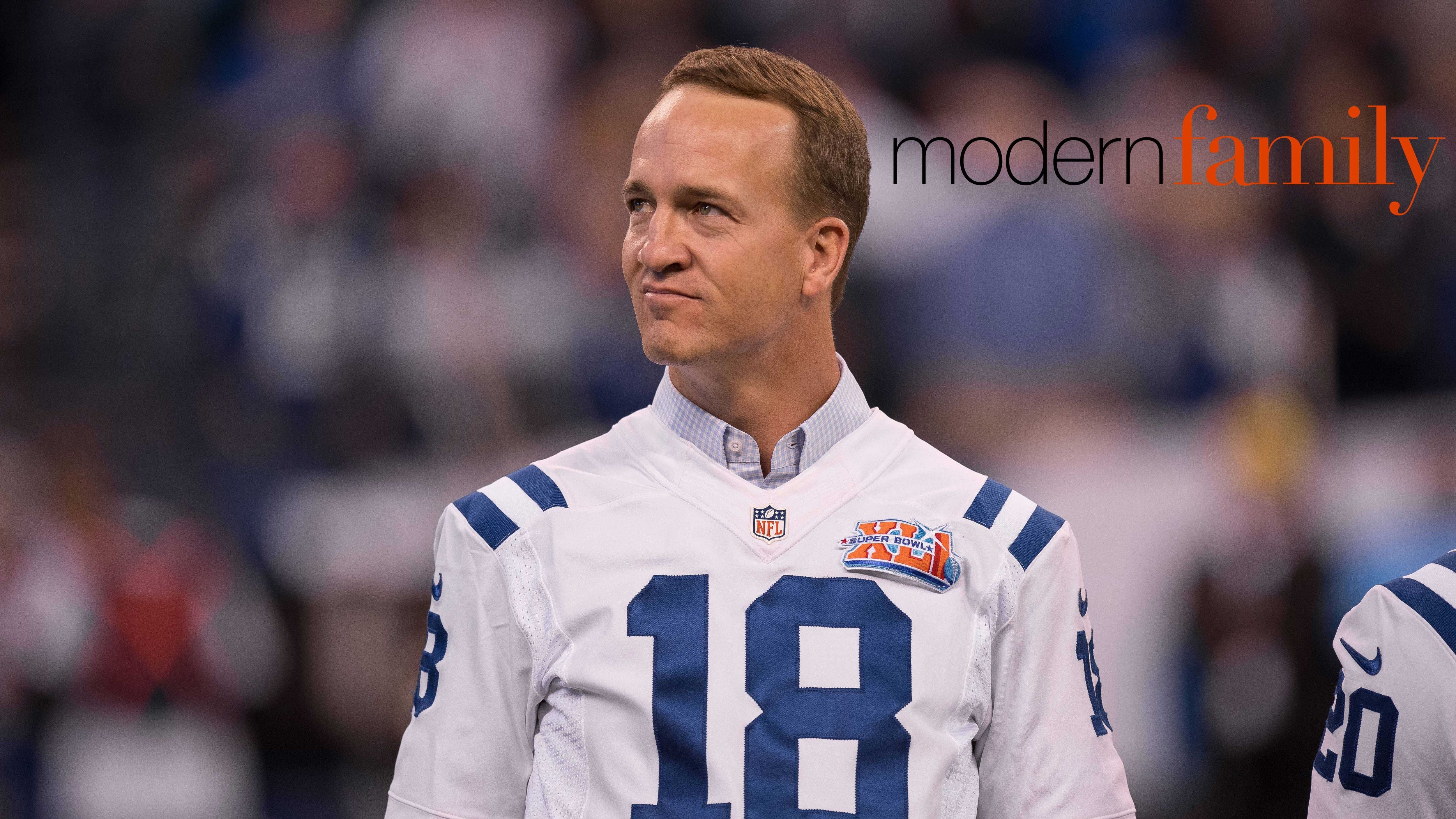 
                <strong>Peyton Manning ("Modern Family")</strong><br>
                Auch NFL-Legende Peyton Manning hatte bereits einen Auftritt in der erfolgreichen US-Serie. Als "Coach Gary" wird Manning von Gloria Pritchett (Sofia Vergara) angeheuert, um ihrem Sohn Joe das Werfen beizubringen. Ihr Mann Jay (Ed O´Neill) ist deutlich älter als Gloria und fühlt sich, als solle er von "Coach Gary" ersetzt werden. Manning ist in der Folge über längere Zeit zu sehen und nimmt sogar Reparaturen am Haus vor, was Jay ebenfalls nicht gefällt. Letztlich stellt sich heraus, dass Manning aber eigentlich nur Jay beeindrucken wollte, um ihm seine Business-Idee von einem Pavillon- und Garten-Schuppen-Shop vorzustellen: "Gary's Gazebos & Sheds" 
              