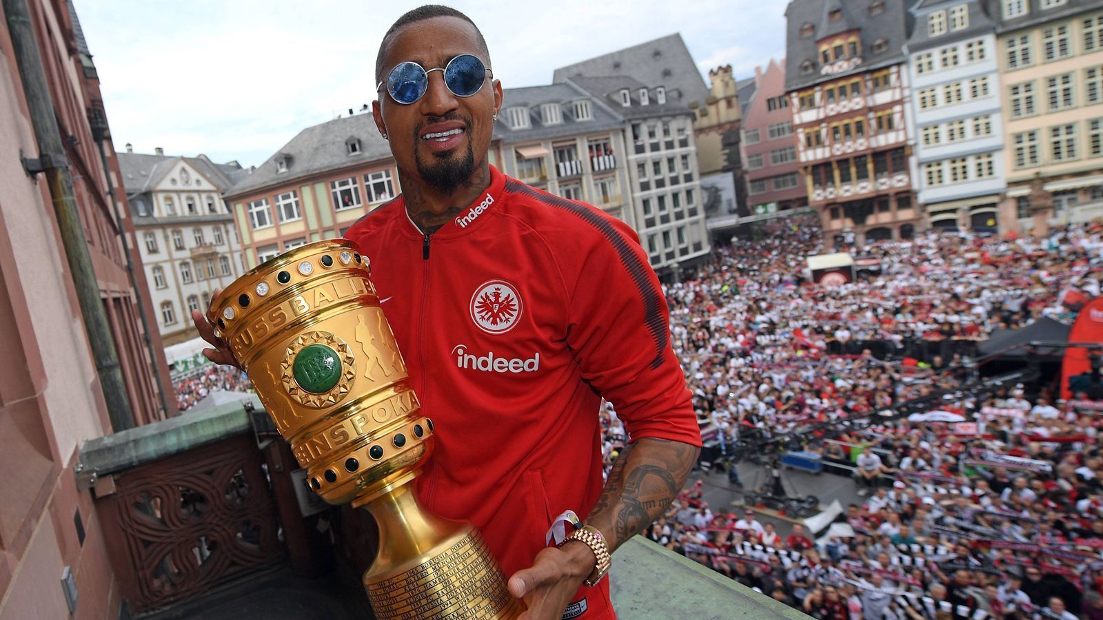 
                <strong>Empfang der Eintracht-Pokalhelden am Frankfurter Römer</strong><br>
                Kevin-Prince Boateng führte die Eintracht als Führungsspieler zum DFB-Pokal-Titel 2018. Aber: Der Routinier hatte auch Glück, dass Schiedsrichter Felix Zwayer beim Stand von 2:1 für Frankfurt ein klares Elfmeterfoul des gebürtigen Berliners trotz Prüfung der TV-Bilder nicht ahndete. Obwohl der 31-Jährige schon in Italien, Spanien und England spielte, ist der Triumph mit Frankfurt sein erster in einem nationalen Pokal-Wettbewerb. Mit Tottenham gewann er 2008 lediglich den Ligapokal. 
              