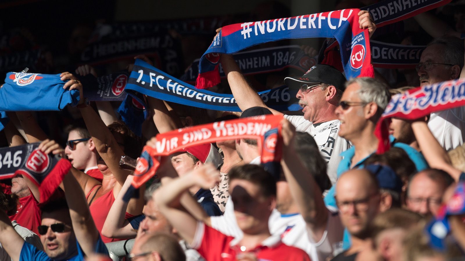 
                <strong>1. FC Heidenheim</strong><br>
                Der 1. FC Heidenheim hat seine Profi-Abteilung nicht ausgegliedert. Der Zweitligist befürwortet "ausdrücklich" eine Reform oder Öffnung der jetzigen 50+1-Regelung. Welche neuen Möglichkeiten damit verbunden seien beziehungsweise sich daraus für den FCH ergeben könnten, müsse aber eine entsprechende Debatte darüber noch zeigen, so der Verein. Bislang ist noch kein Investor bei den Heidenheimern eingestiegen.
              