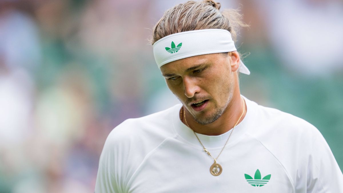 250701 Alexander Zverev of Germany looks dejected in a first round singles tennis match during day 2 of Wimbledon on July 1, 2025 in London. Photo: Petter Arvidson BILDBYRAN kod PA PA1045 tennis wi...