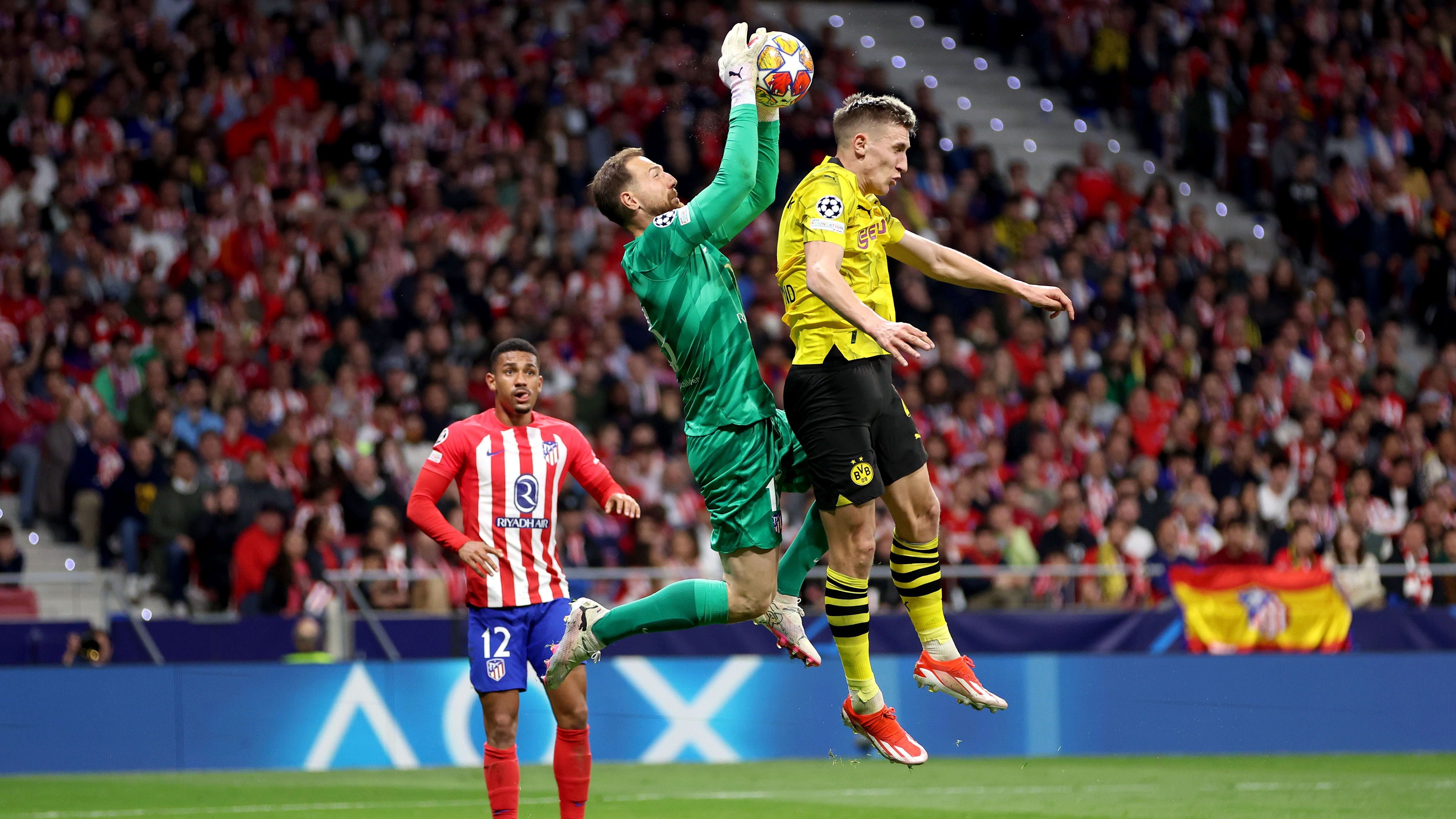 <strong>Platz 8 - geteilt: Jan Oblak (Atlético Madrid) - 34</strong><br>Der Slowake musste in Dortmund zuletzt viermal hinter sich greifen und machte dabei auch persönlich nicht die beste Figur. Dies ist jedoch ein Bild, das man beim Atlético-Keeper äußerst selten sieht. Oblak ist mit 34 weißen Westen der zweitbeste noch aktive Schlussmann. Der 31-Jährige hat aber einen weiten Weg vor sich, möchte er Neuer noch einholen.&nbsp;